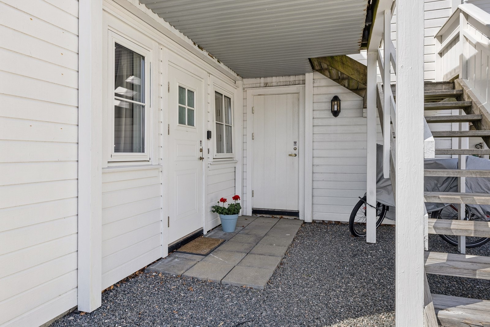 Egen inngang på bakkeplan. Til leiligheten hører også en utvendig bod. Galleribilde