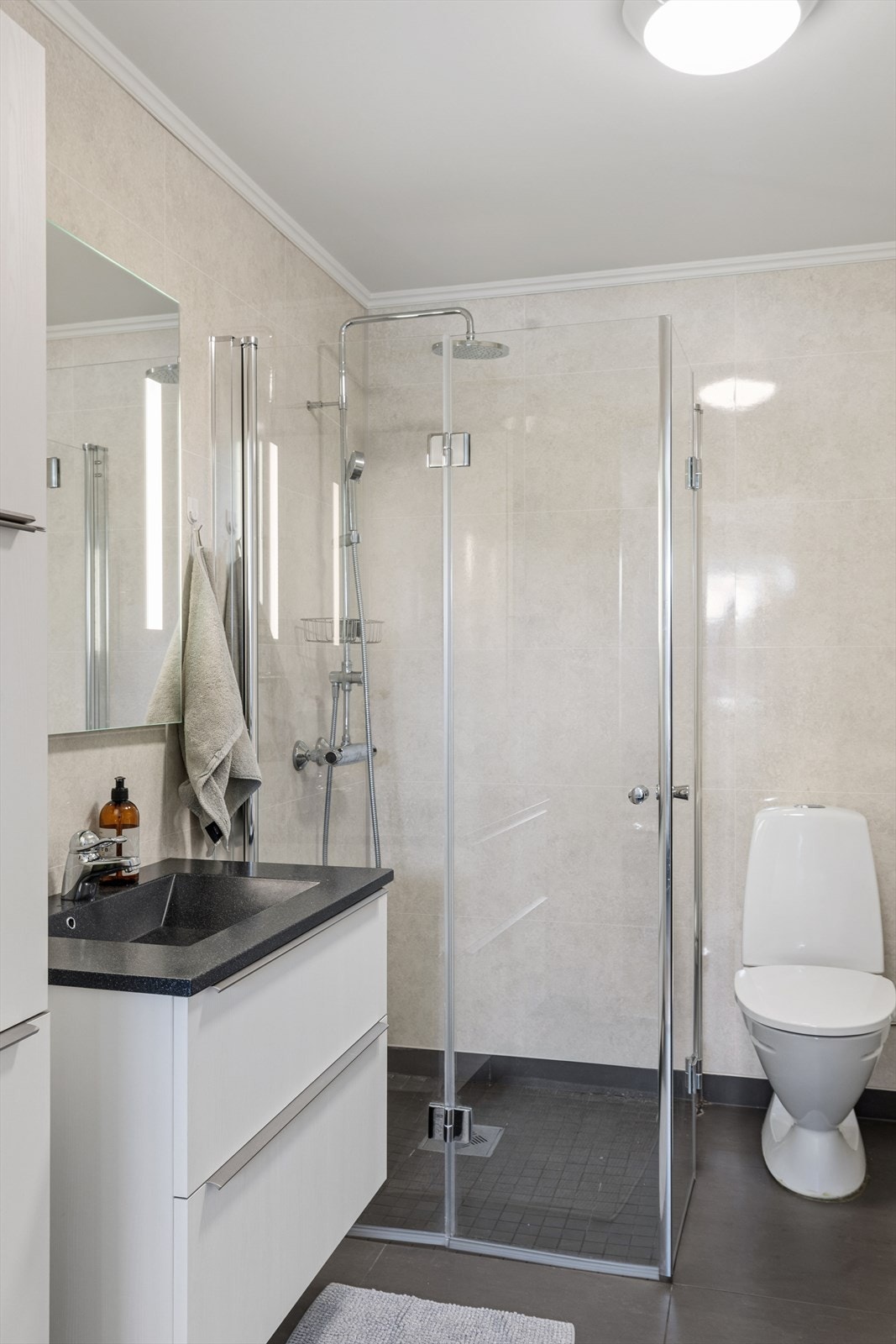 Badet ble renovert i 2018 og har flislagt gulv, baderomsplater på veggene og opplegg for vaskemaskin. Galleribilde