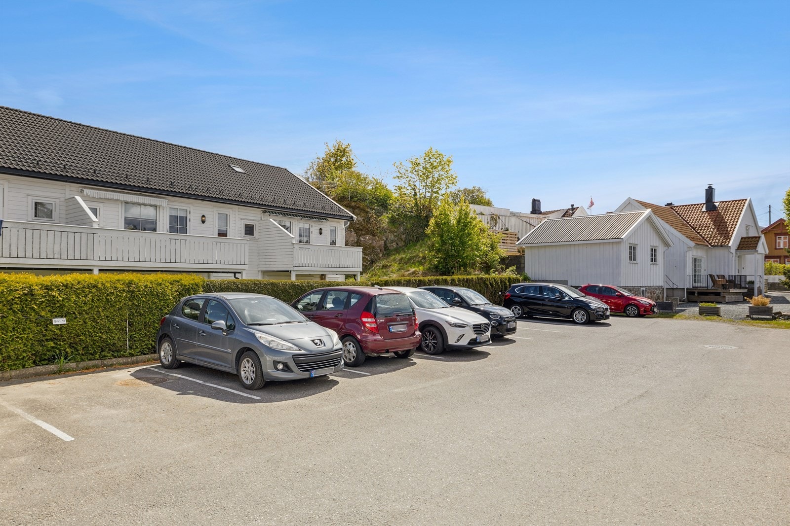 Sameiet disponerer felles parkeringsplasser for beboerne. Galleribilde