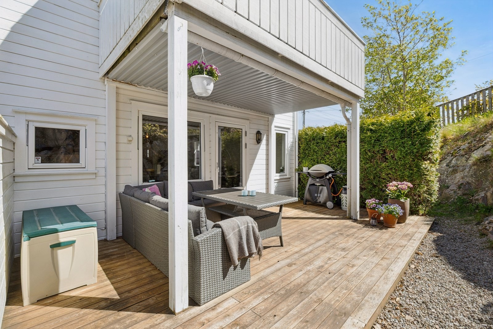 Romslig, sørvendt terrasse på 21 m² med direkte utgang fra stuen. Galleribilde