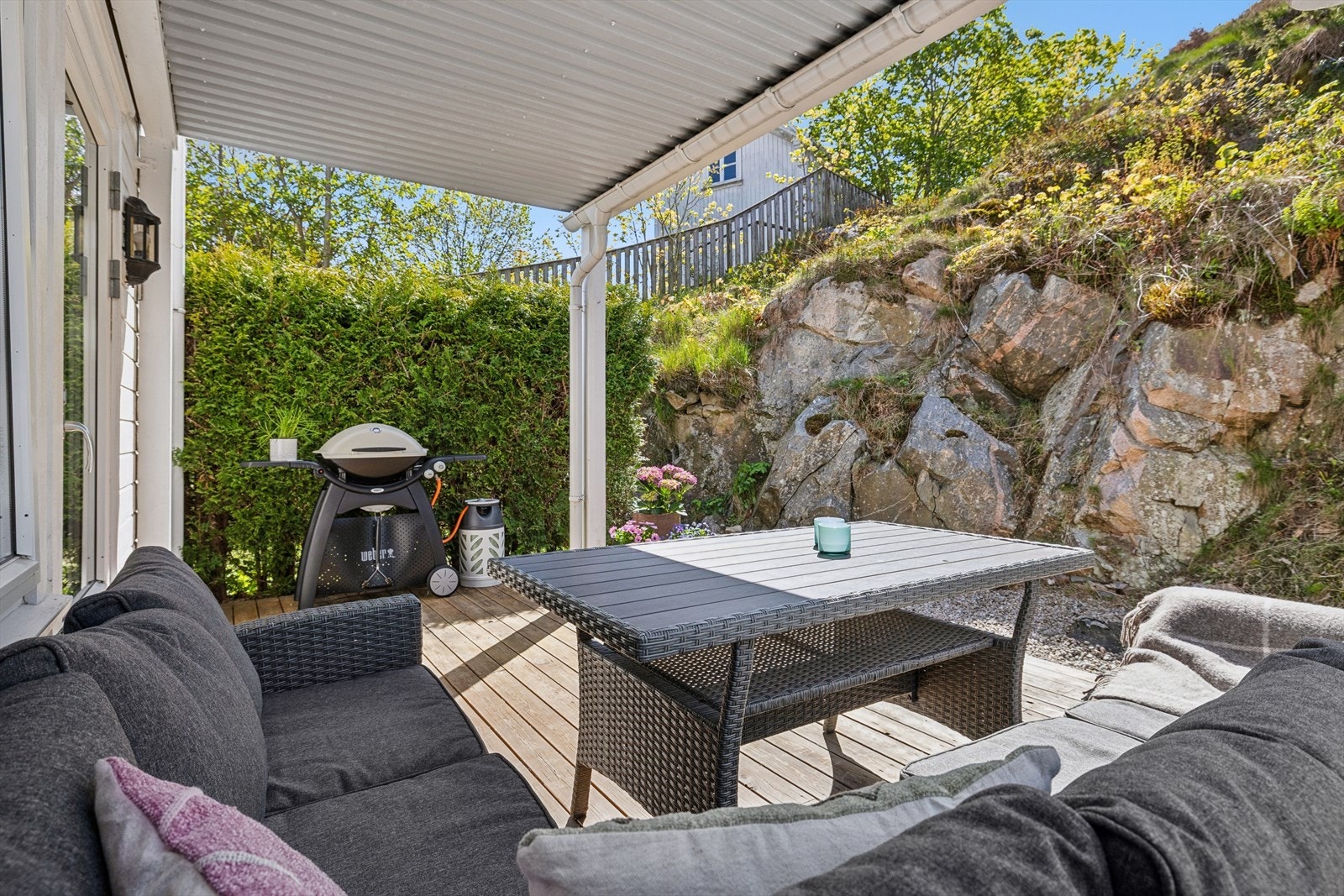 Her er det god plass til både sittegruppe og grill. Galleribilde