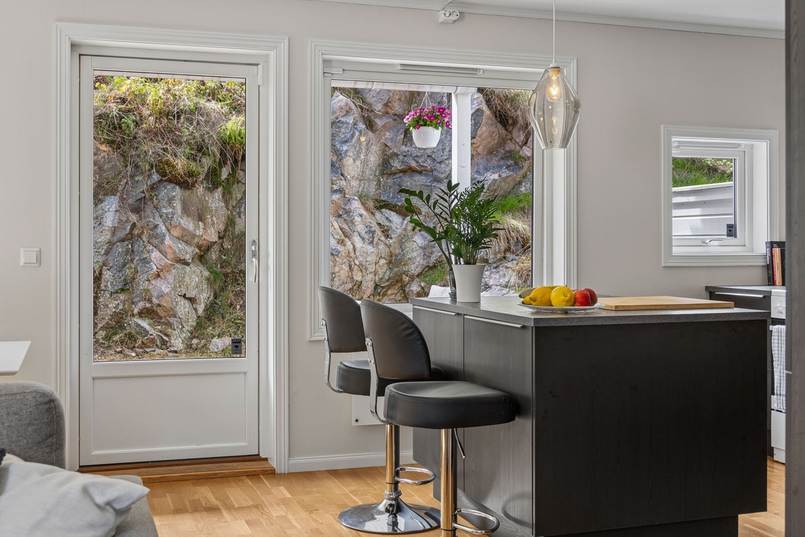 Terrassedøren og store vindusflater gir rikelig med dagslys. Galleribilde