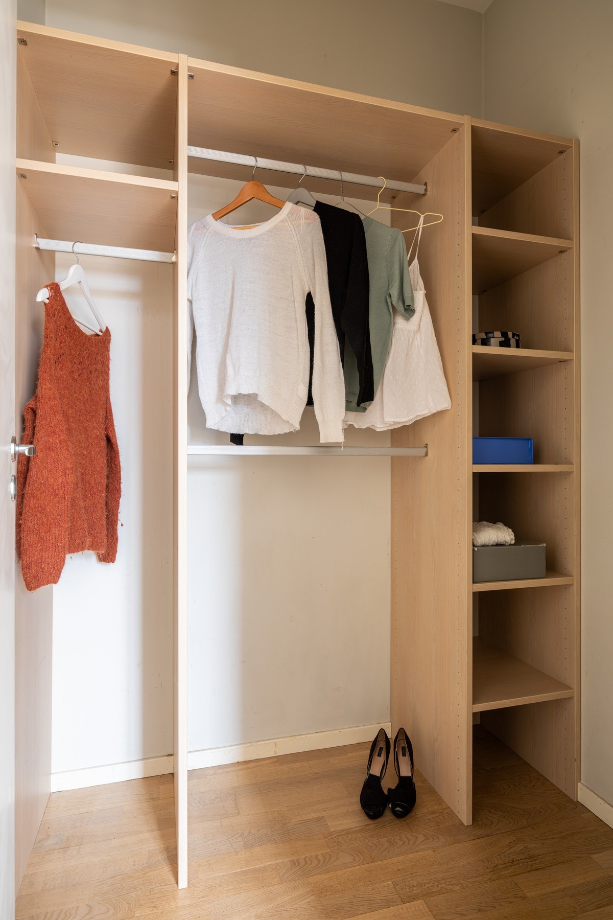 Praktisk bod for lagring og garderobe Galleribilde