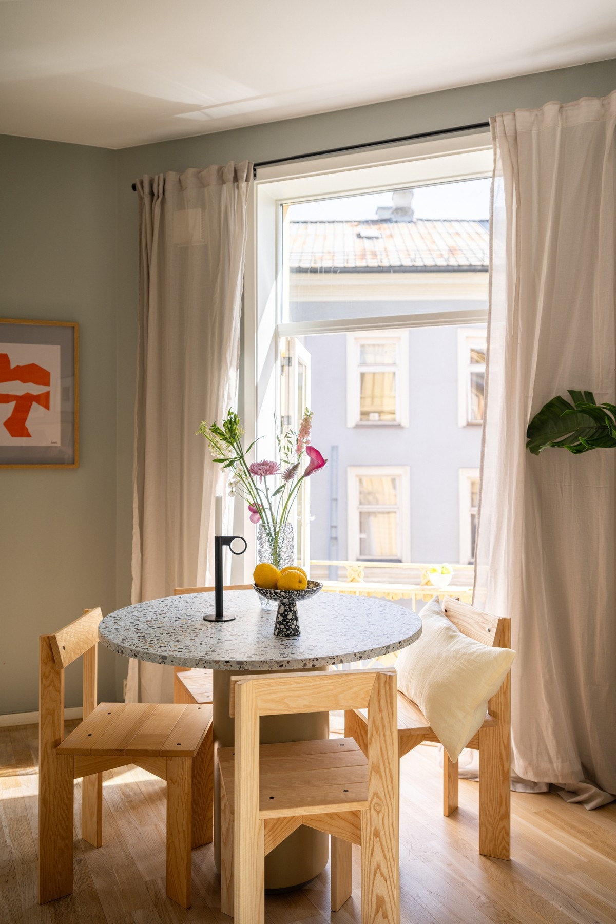 Hyggelig sittegruppe med utgang til balkong Galleribilde