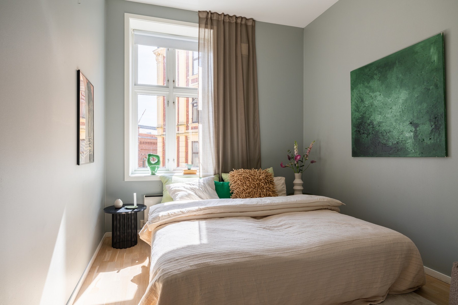 God plass til dobbeltseng og garderobeskap Galleribilde