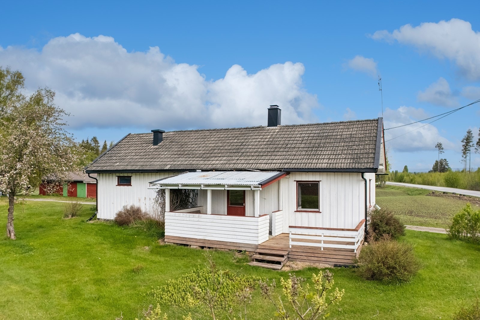 Eiendommen har store åpne arealer rundt boligene med gode solforhold og vid utsikt over jordbrukslandskapet. Det landlige preget er gjennomgående for hele tunet. Galleribilde