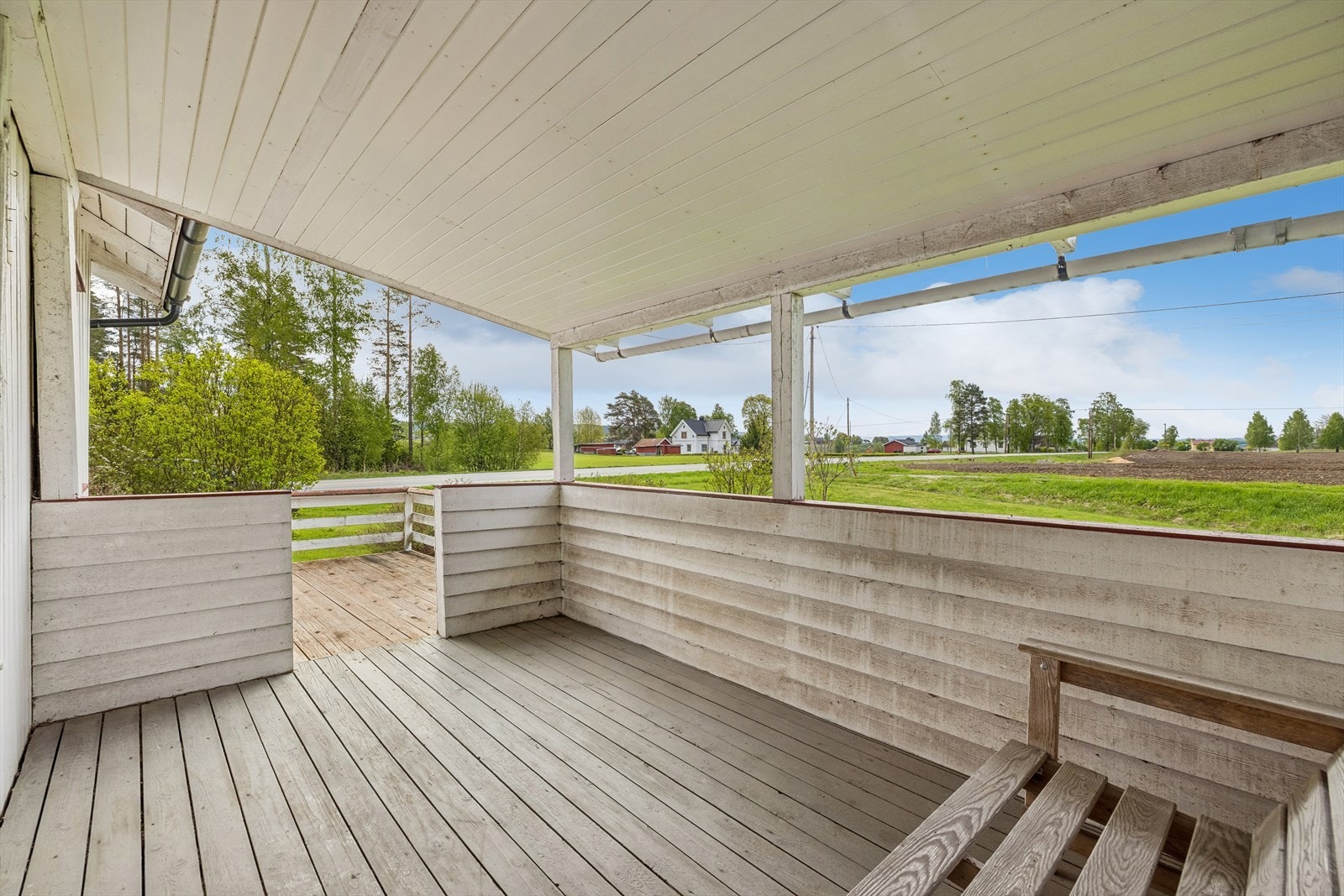 Overbygget terrasse ved Gaustadvegen 208 ligger vendt mot sør og fungerer som en naturlig forlengelse av oppholdsrommet i sommerhalvåret. Galleribilde