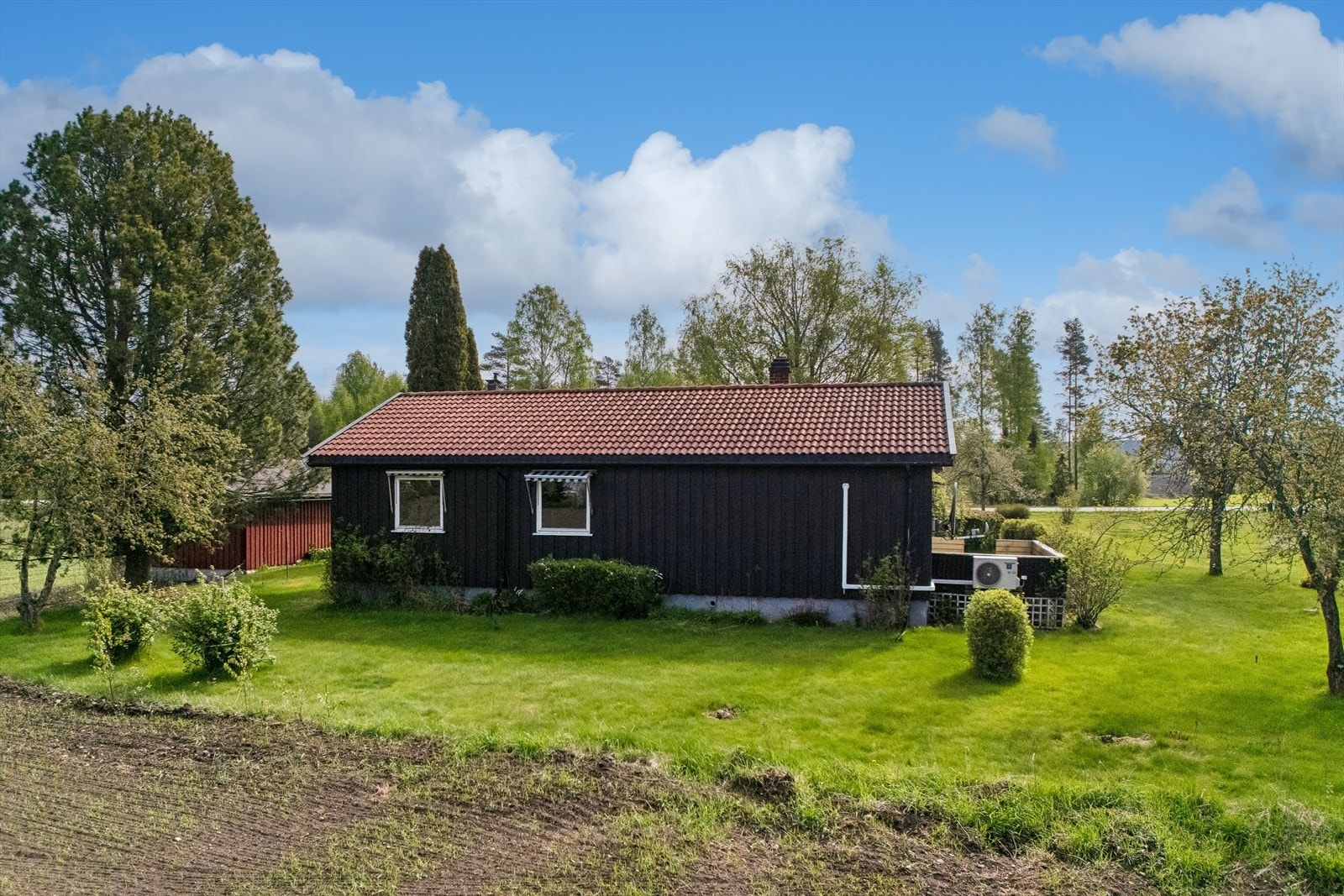 Gaustadvegen 208 er oppført i 1970 og har en tradisjonell enetasjes utforming med trekledning, saltak tekket med takstein og terrasse mot sør. Boligen fremstår som beboelig, men med behov for oppgraderinger og vedlikehold. Galleribilde