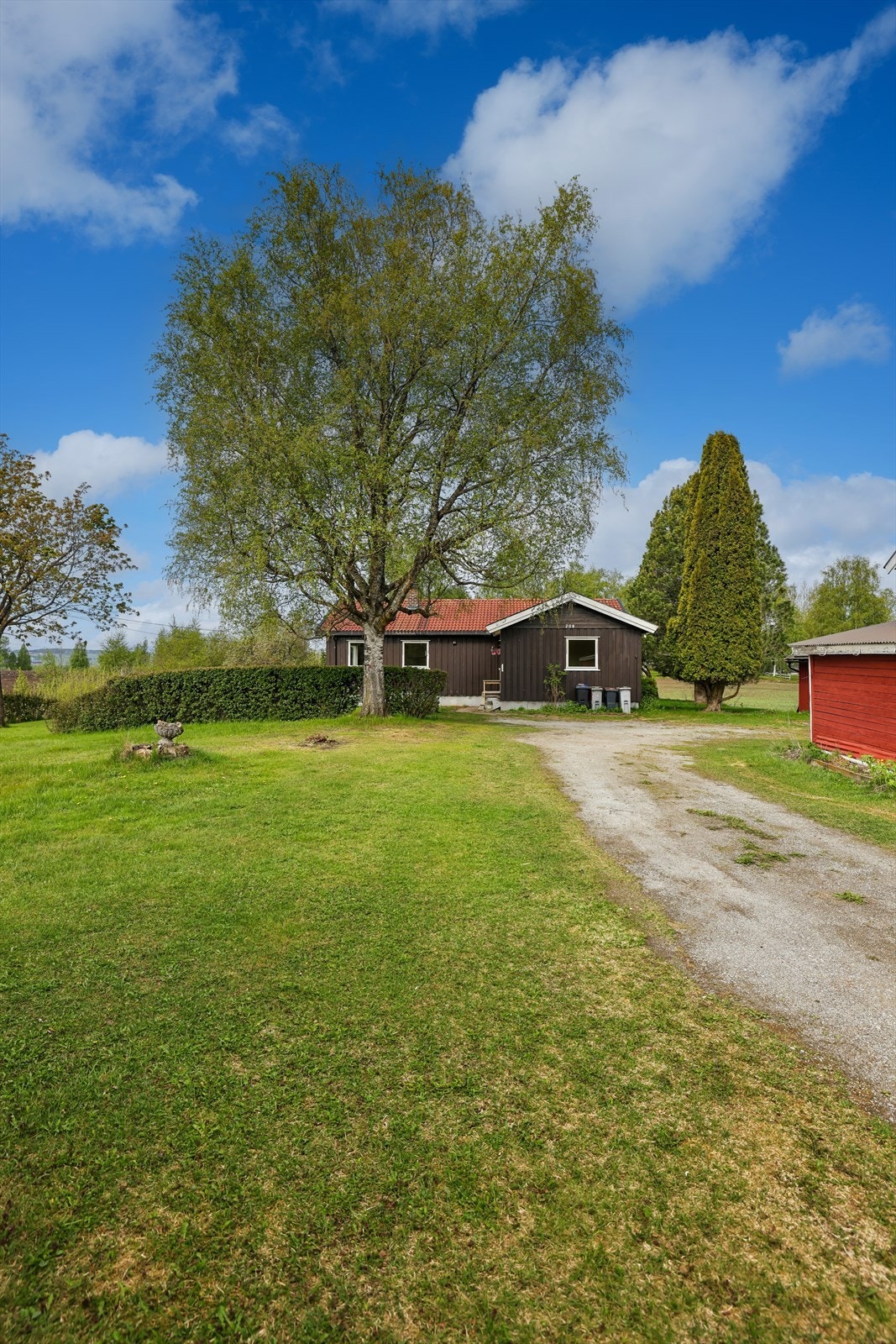 Tunområdet mellom boligene og låven gir eiendommen et tradisjonelt gårdspreg med god plass til parkering, lagring og ulike bruksområder. Galleribilde