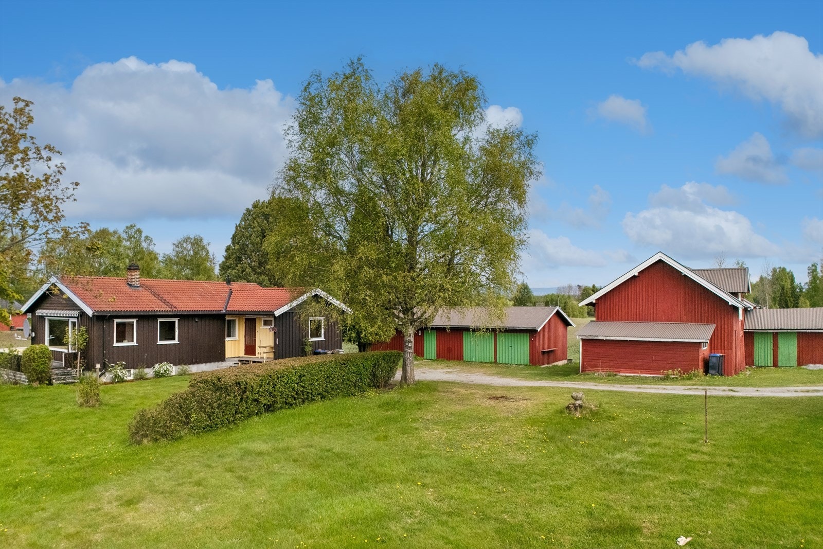 Landlig og fritt beliggende eiendom med to boliger, låvebygning og store utearealer på totalt ca. 20 mål. Her ligger eiendommen åpent til mellom Ilseng og Ådalsbruk med utsyn over omkringliggende jordbrukslandskap. Galleribilde