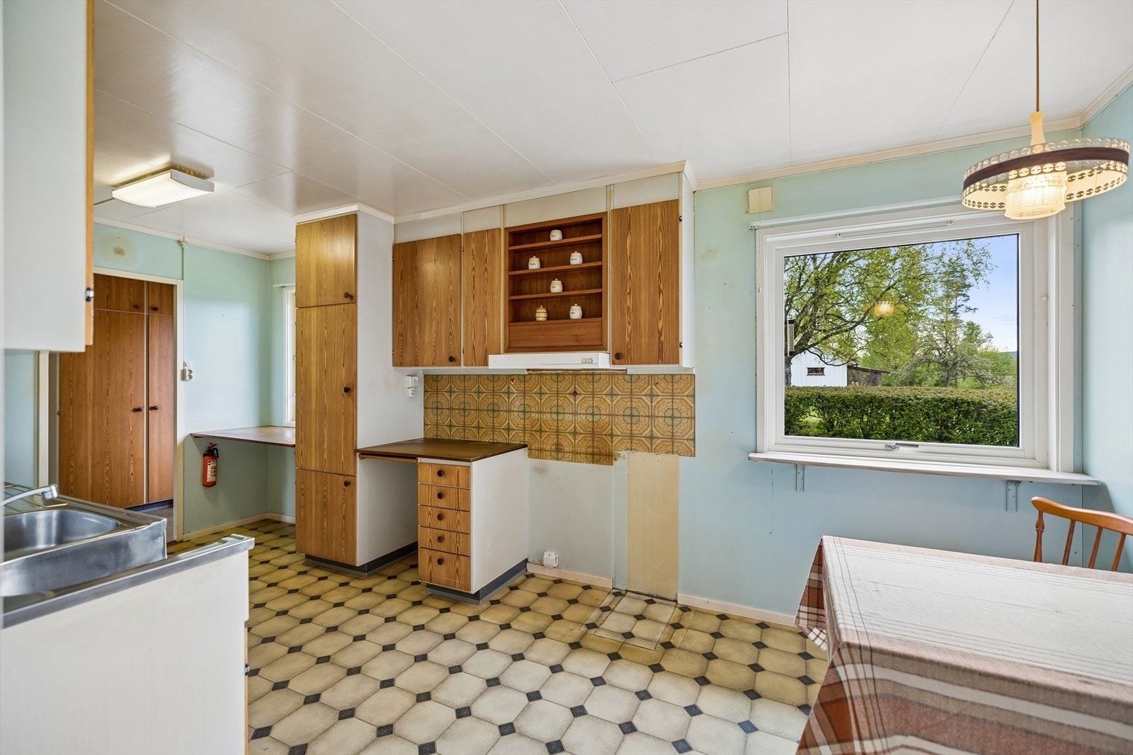 Kjøkkenet har innredning med glatte fronter og laminat benkeplate. Rommet har godt med skapplass og plass til spisebord ved vinduet med utsyn mot eiendommen. Galleribilde