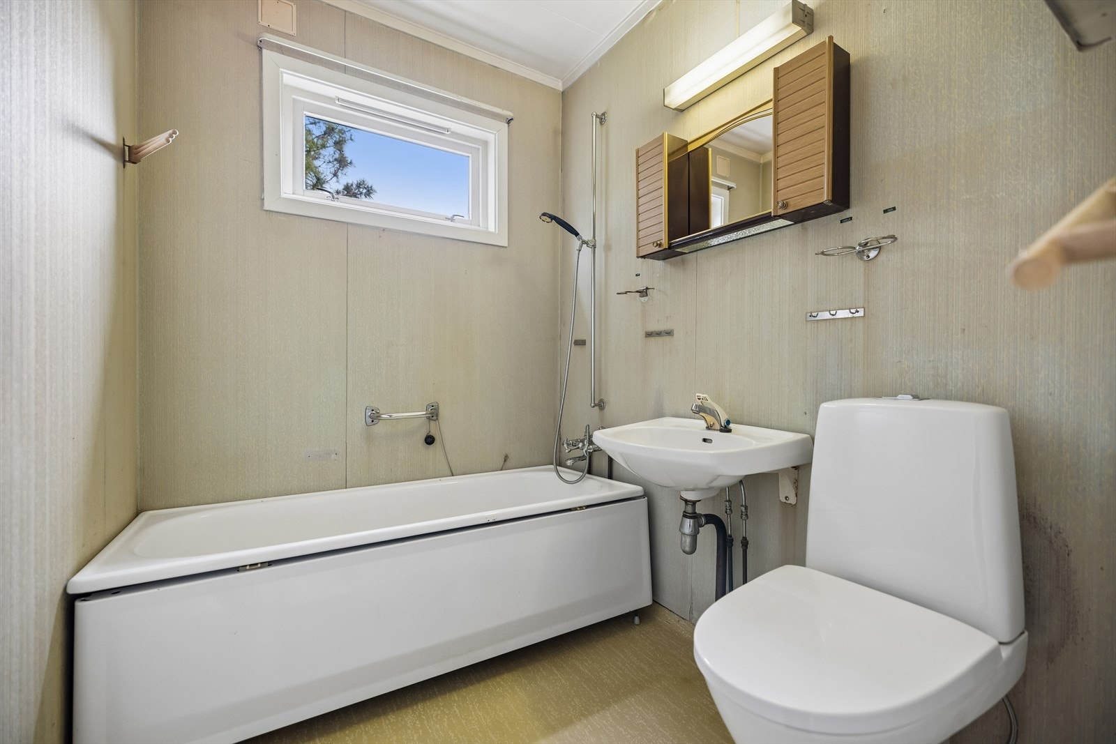 Badet har eldre standard med belegg på gulv og vegger, samt innredning og sanitærutstyr av eldre dato. Oppgradering må påregnes. Galleribilde