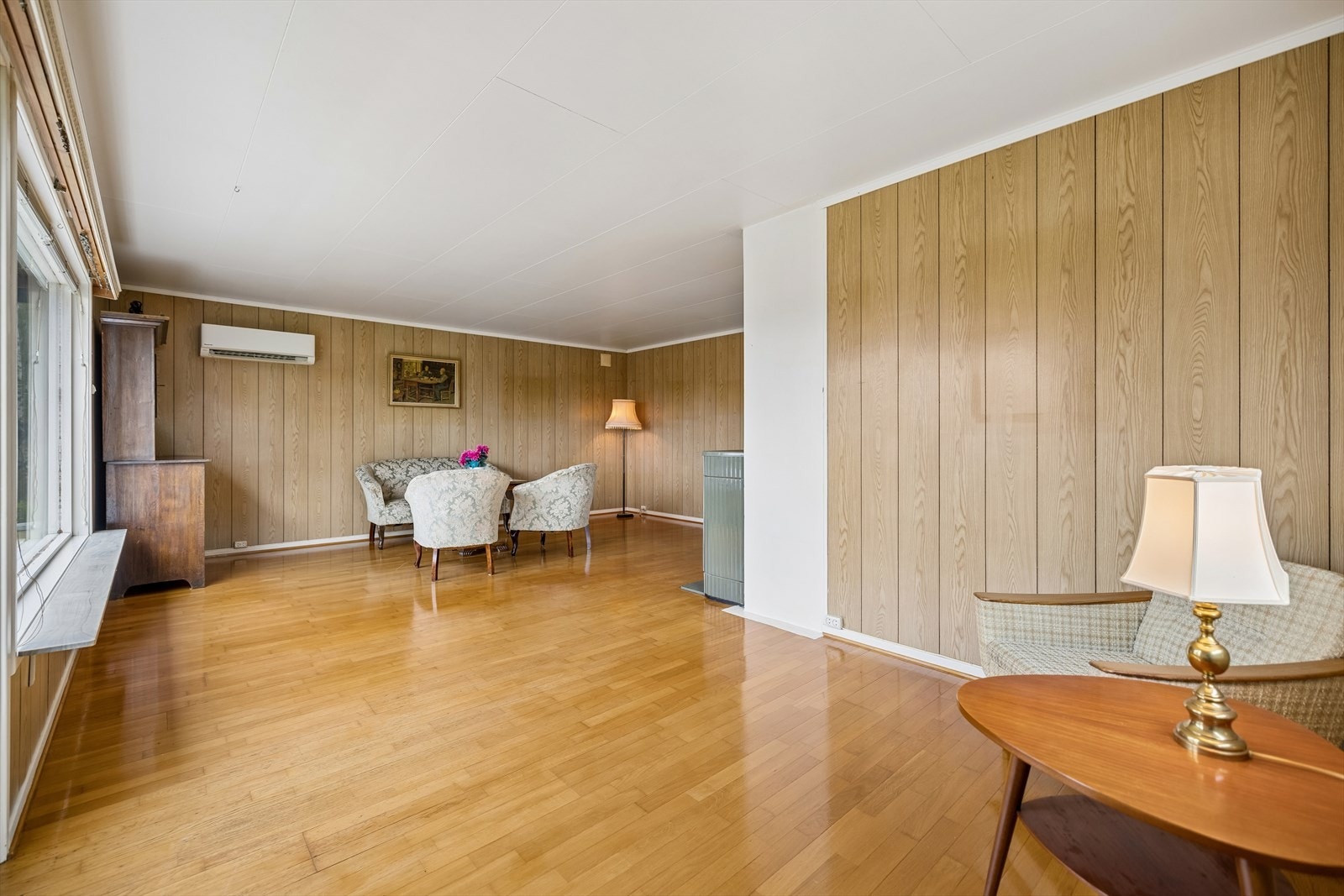 Oppholdsrommet har en åpen og luftig romfølelse med plass til både sofagruppe og spiseplass. Fra stuen er det utgang til sørvendt terrasse på ca. 16 kvm. Galleribilde