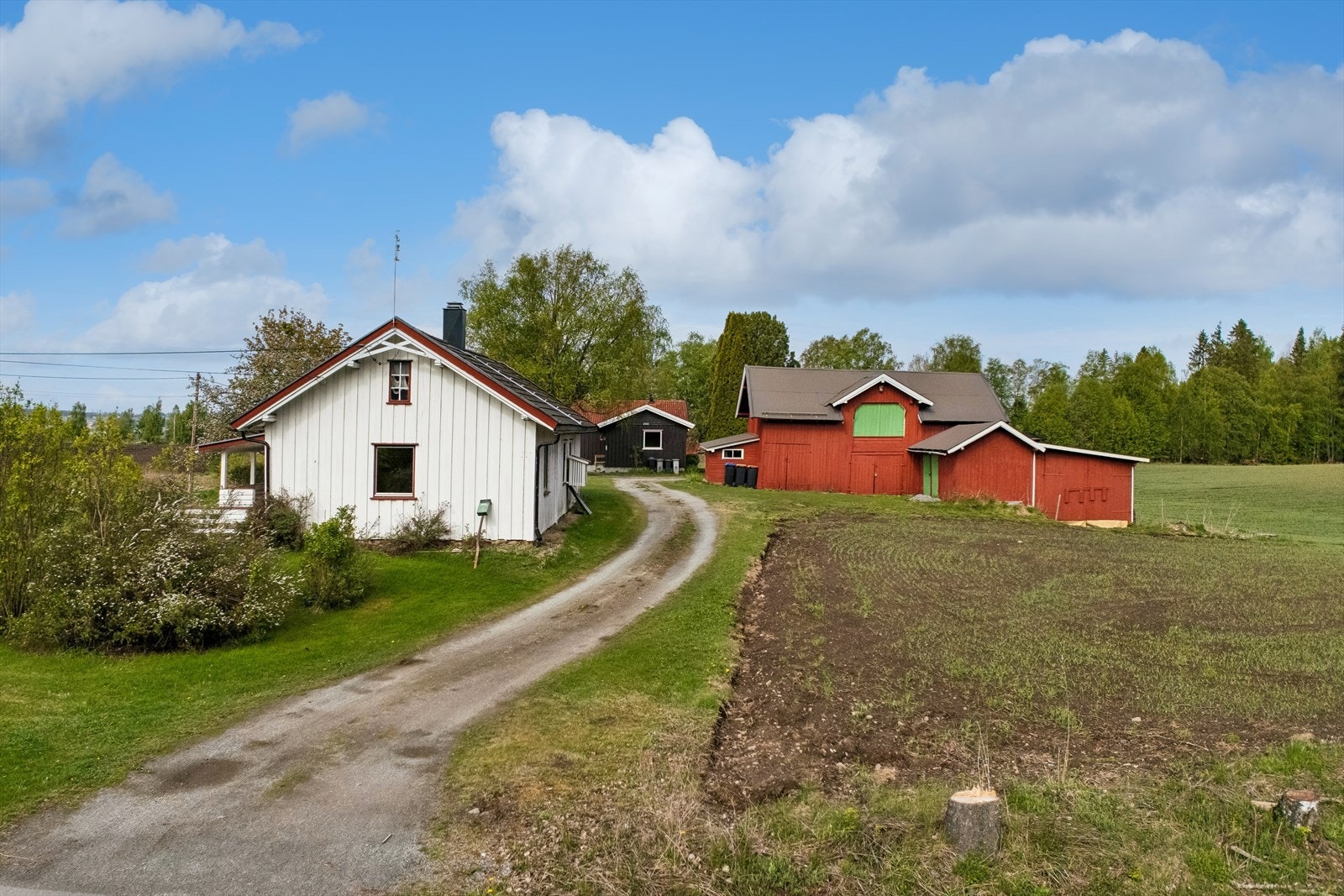 Eiendommen kombinerer landlig beliggenhet, store tomtearealer og flere bygninger med kort vei til Ilseng, Romedal og Hamar. Her får man mye plass og et tun med stort potensial for videre utvikling. Galleribilde