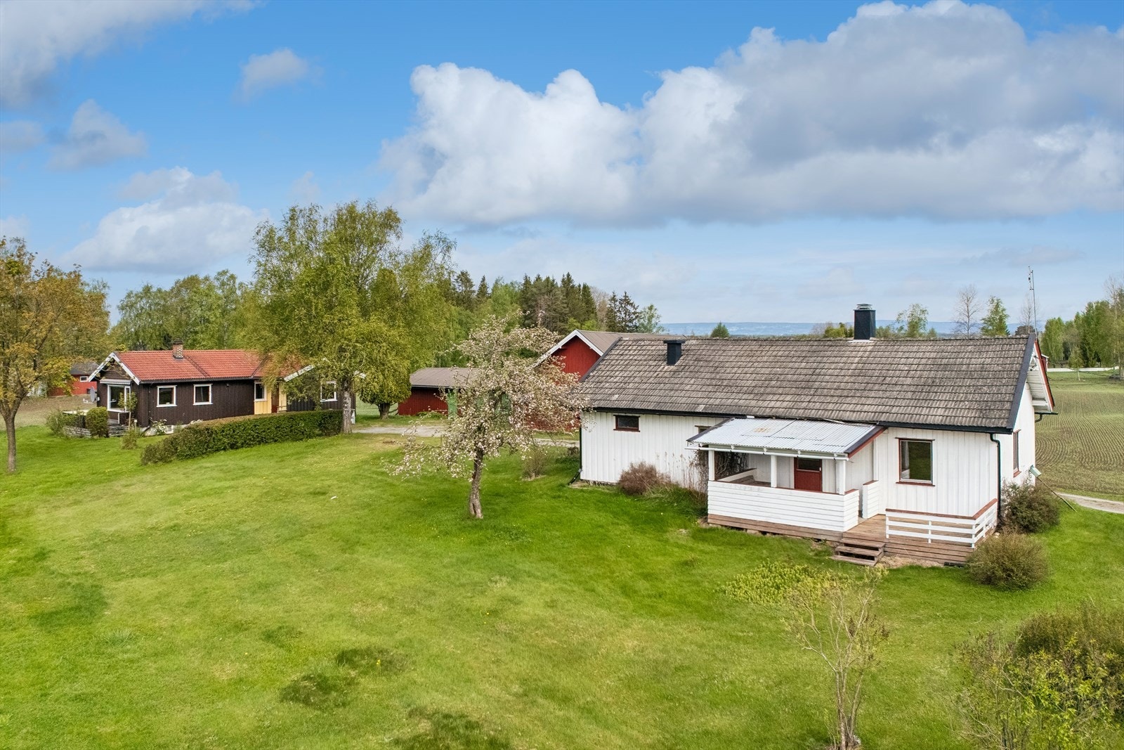 Den hvite boligen, Gaustadvegen 210, har omfattende vedlikeholds- og rehabiliteringsbehov. Takstmannen beskriver betydelige skader, høy slitasje og behov for større tekniske oppgraderinger. Galleribilde