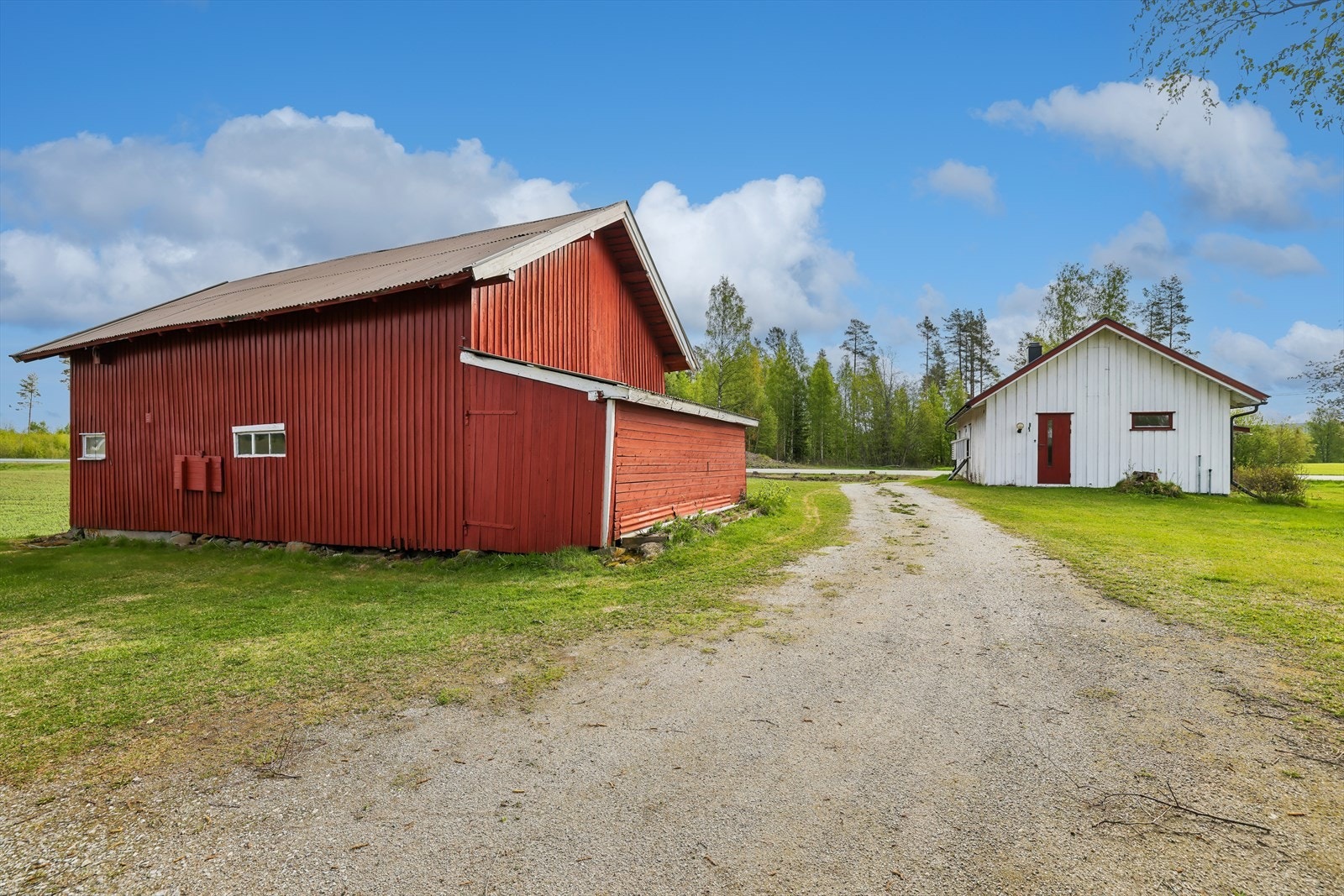 Låve og uthusbygninger gir ekstra lagringsplass og flere bruksmuligheter for den som ønsker verksted, hobbyplass eller oppbevaring. Galleribilde