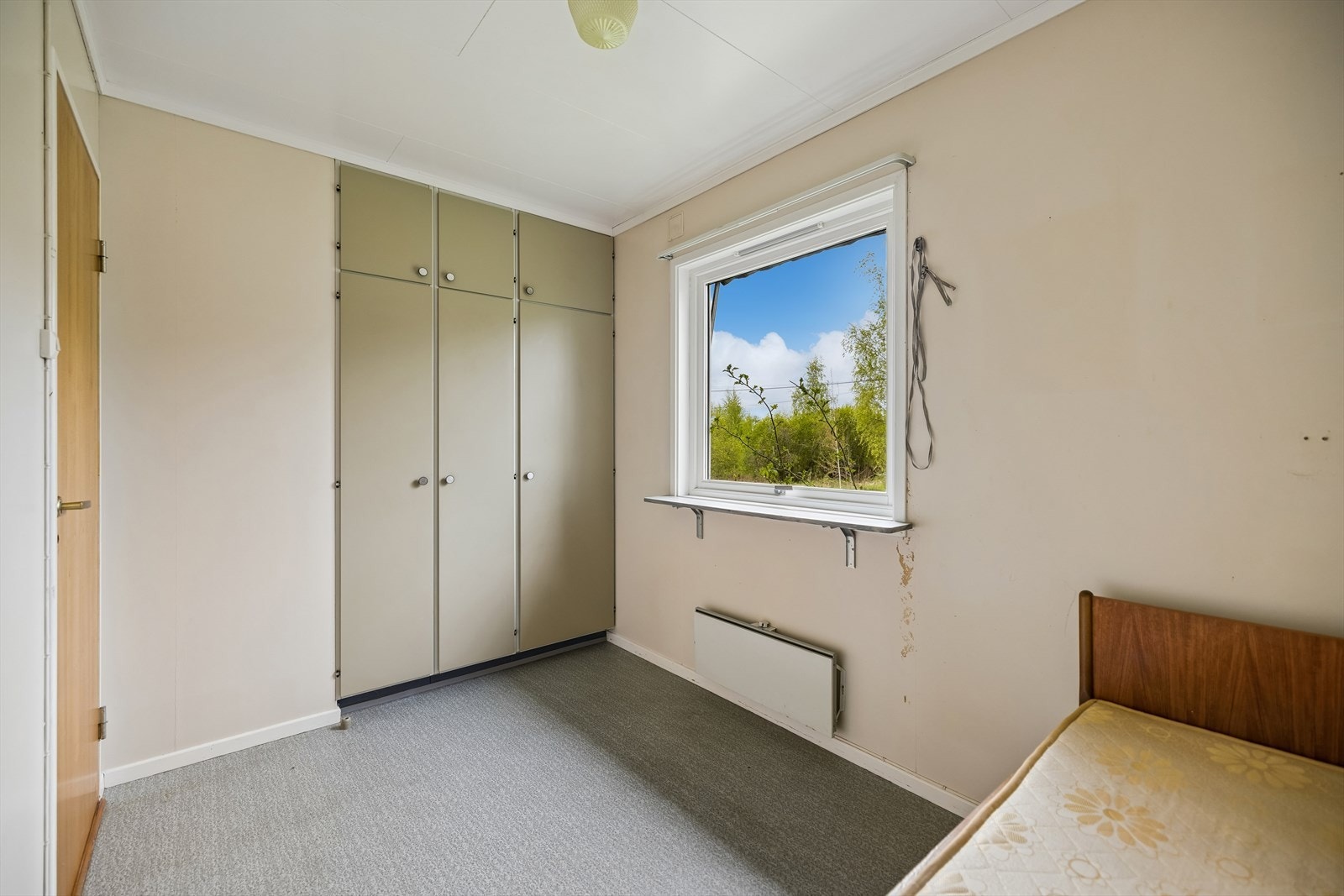 Boligen har flere soverom med praktisk plassering samlet på ett plan. Galleribilde