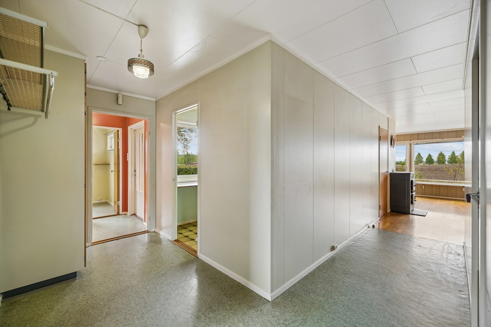 Entre og gang med direkte adkomst til oppholdsrommene. Her er det plass til oppbevaring av yttertøy og sko, og rommet fungerer som et naturlig bindeledd mellom boligens ulike soner. Galleribilde