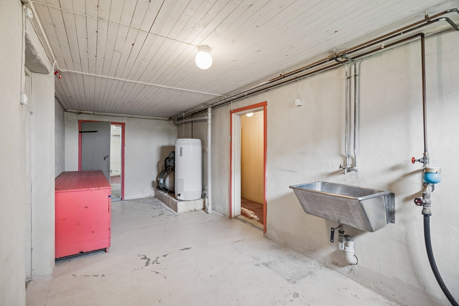 Kjeller-/birom med enkel standard og praktiske vaskemuligheter. Galleribilde