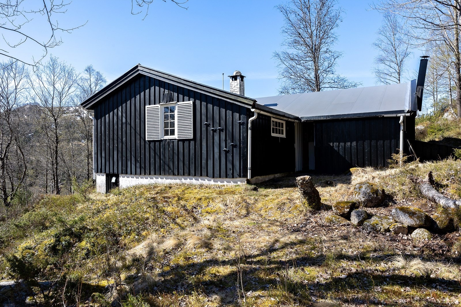 Hytta er oppført på en ringmur av lecablokker, med yttervegger i lett bindingsverk. Galleribilde