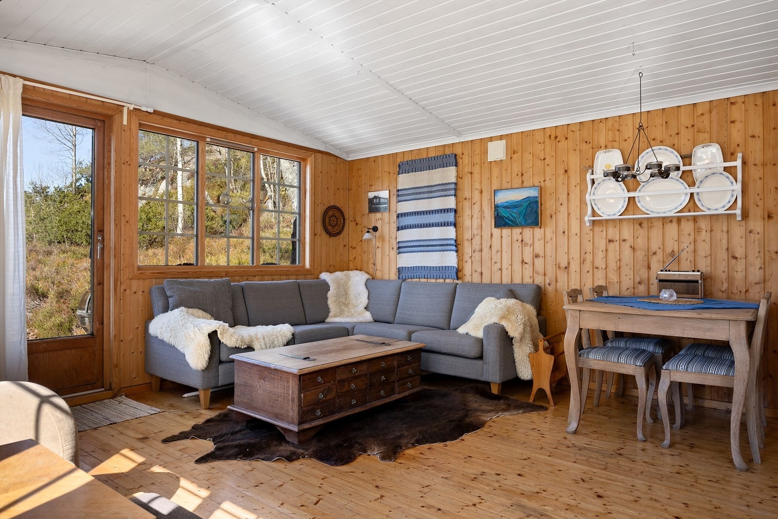 Rommet har god plass til både sofagruppe og spisebord. Galleribilde