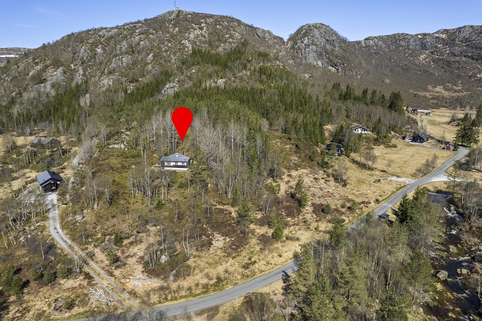 Eiendommen ligger i et etablert hyttefelt i Josdal, ca. 550 meter over havet. Galleribilde