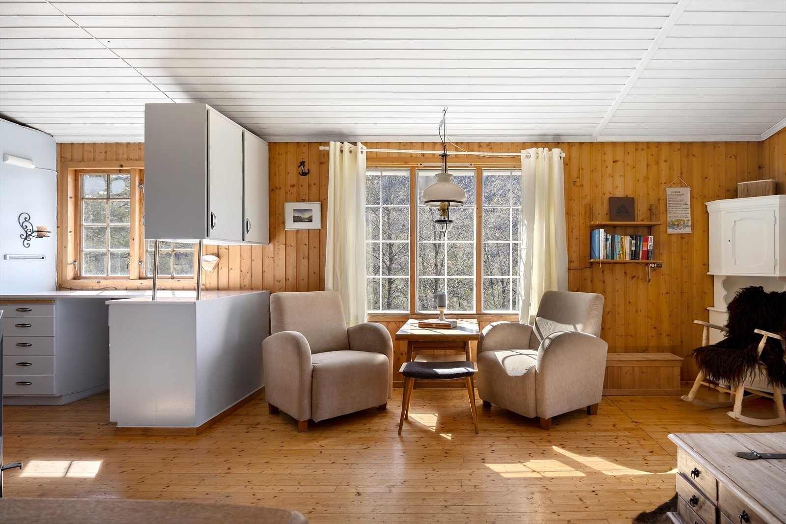 Gjennomgående trepanel på vegger og i himling. Et av stuevinduene ble skiftet i 2018. Galleribilde