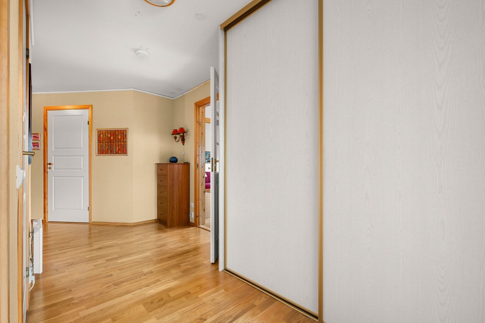 Skyvedørsgarderobe i gangen mellom soverommene Galleribilde