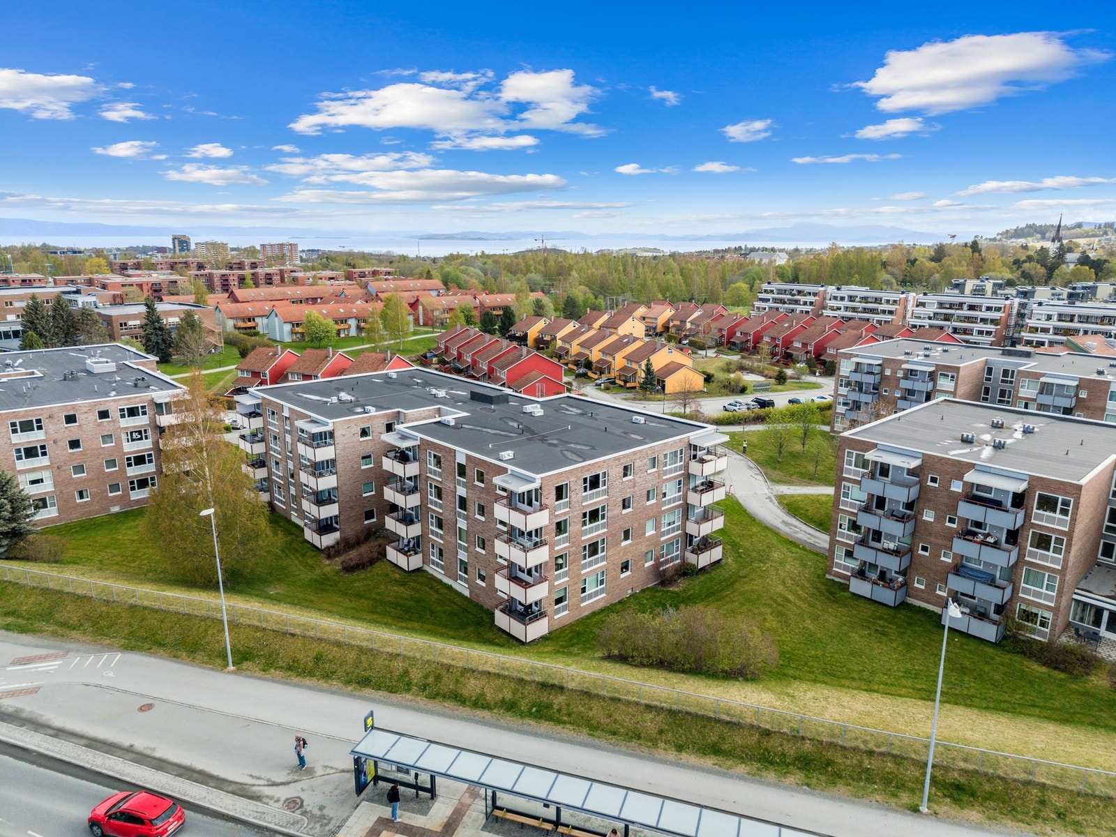 Leiligheten har svært god beliggenhet på hjørnet i toppetasjen Galleribilde