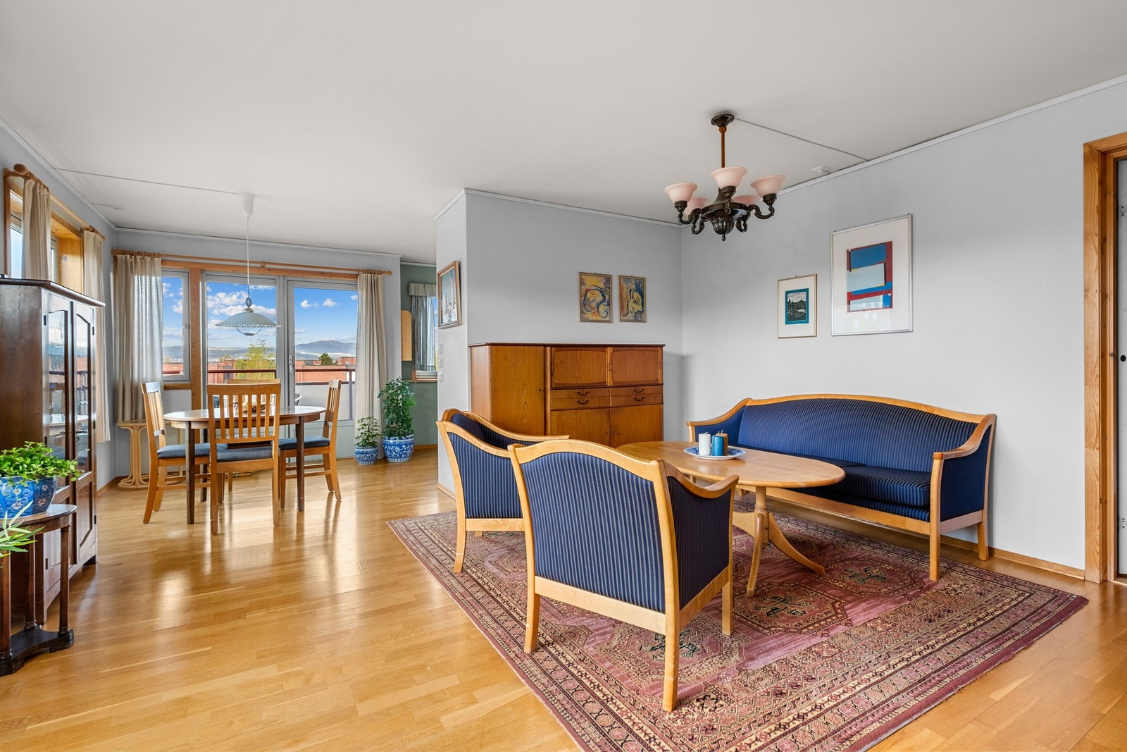 Naturlig avdeling av stue og spisestue Galleribilde