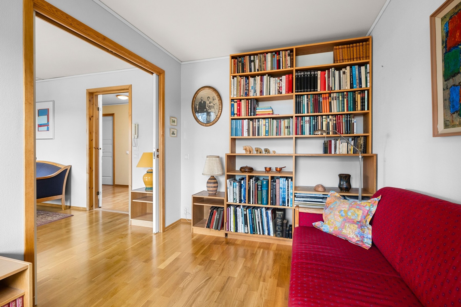 Rommet i tilknytning til stuen brukes idag som kontor, men kan også brukes som soverom. Galleribilde