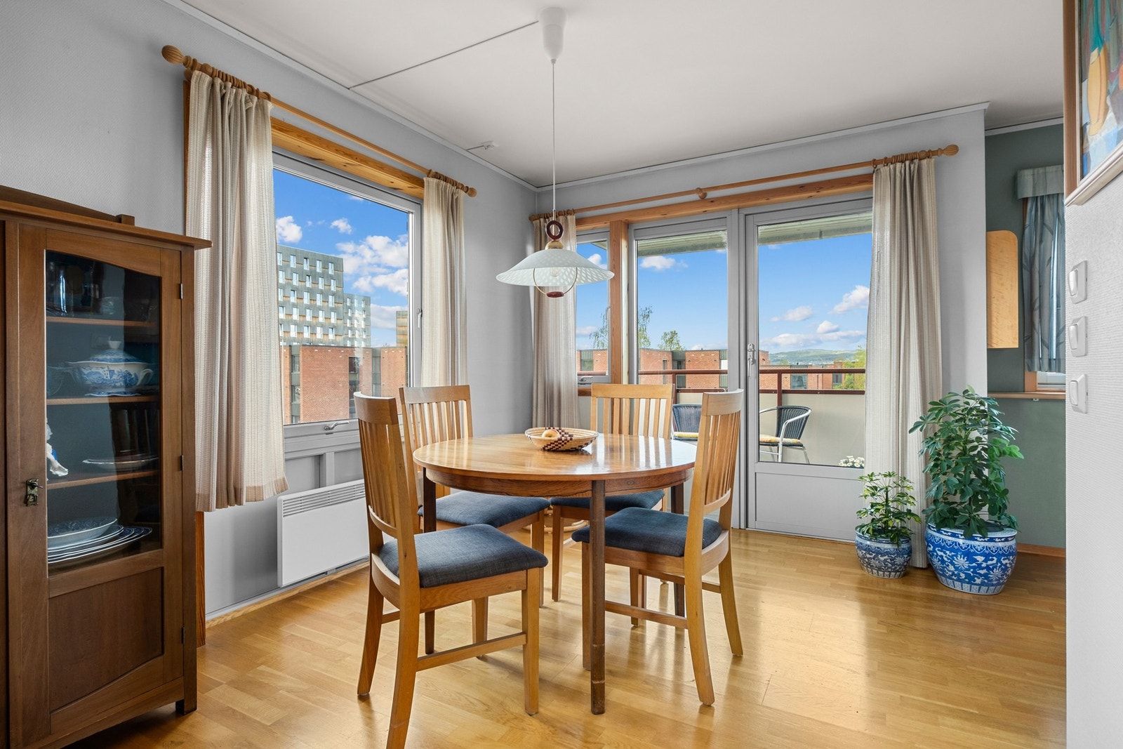 Store vindusflater som slipper inn rikelig med naturlig lys Galleribilde