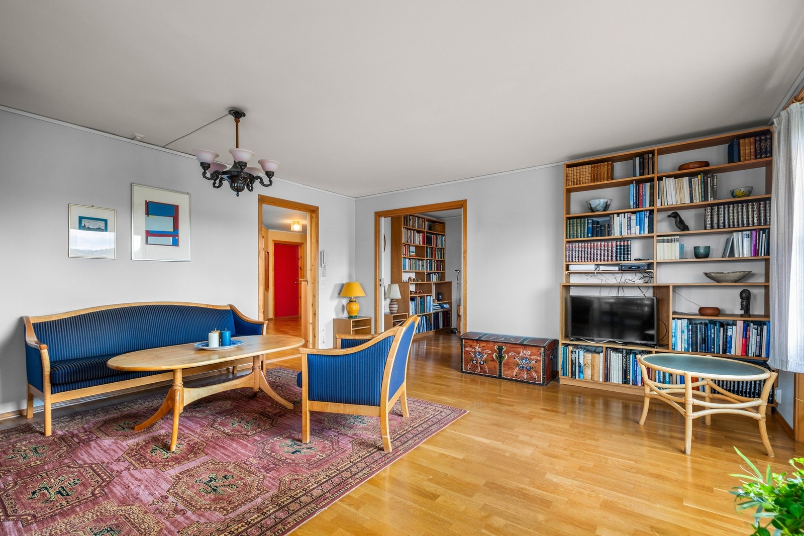 Videre inn er det en lys og romslig stue på ca 30 kvm Galleribilde