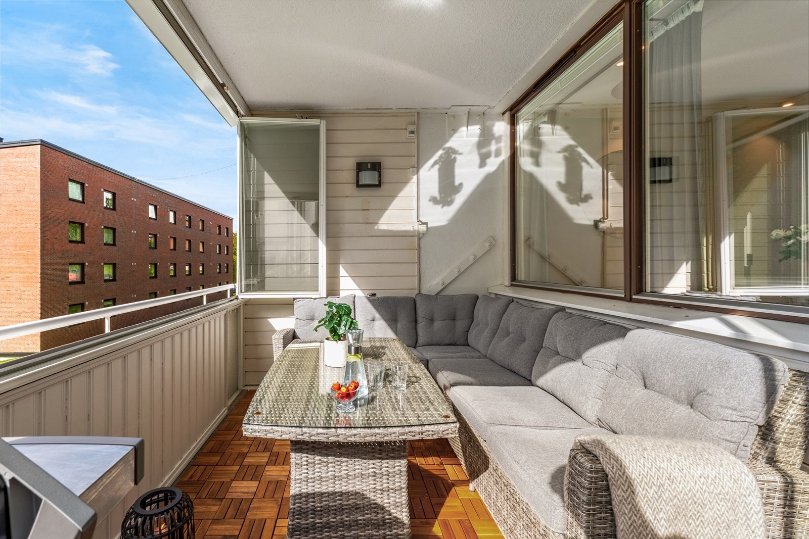 Balkongen er innglasset med mulighet for å åpne helt opp. Galleribilde