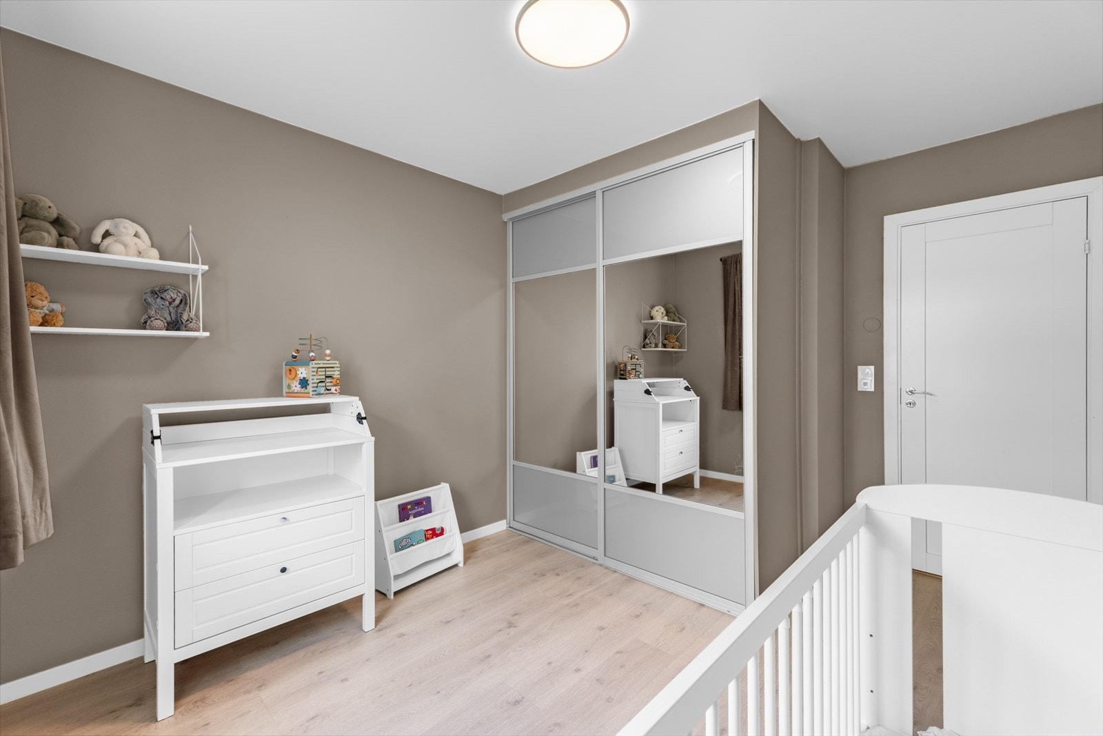 Her er det også skyvedørsgarderobe med speilfronter. Galleribilde
