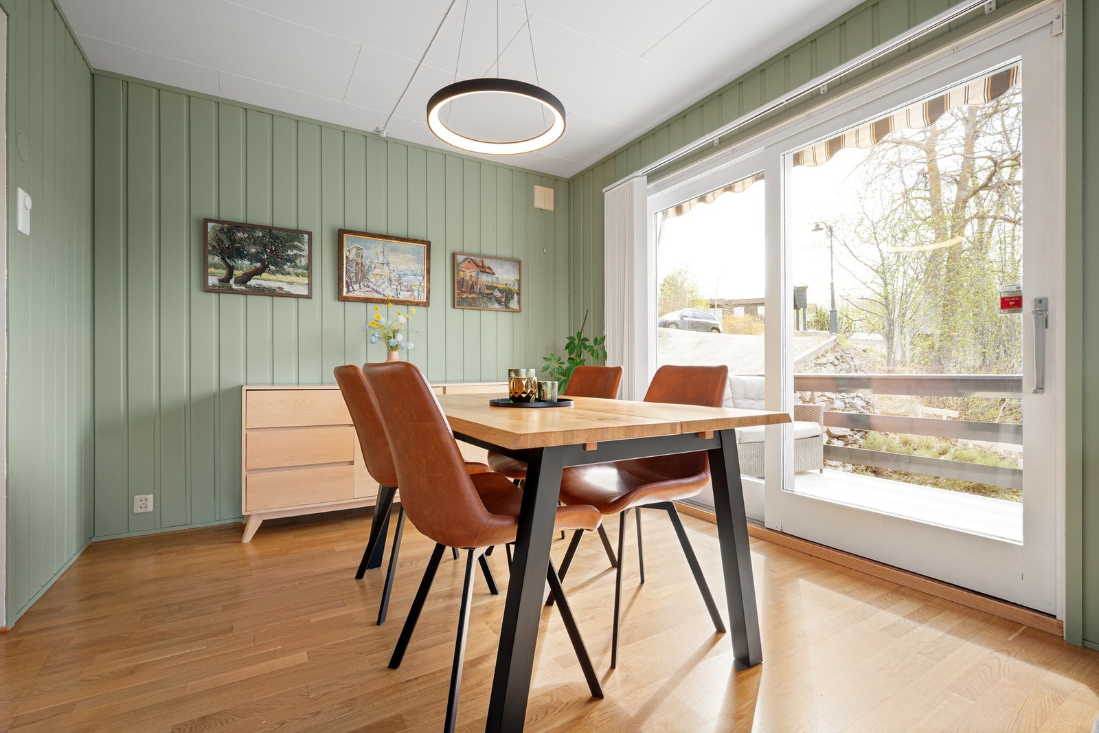 Stuas areal gir gode møbleringsmuligheter for flere sosiale soner Galleribilde