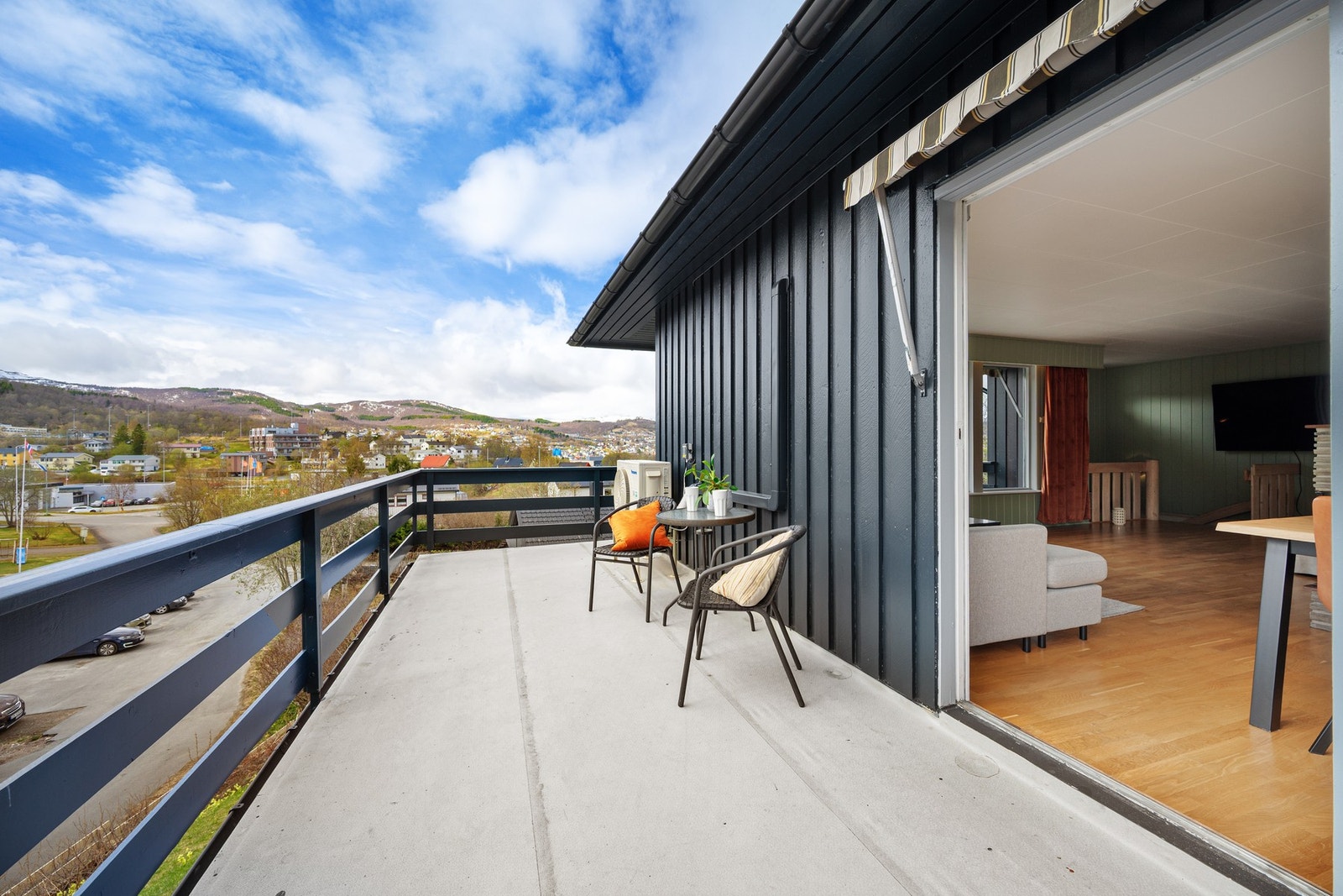 Skyvedører sørger for at verandaen blir en forlengelse av stuen på varme sommerdager! Galleribilde