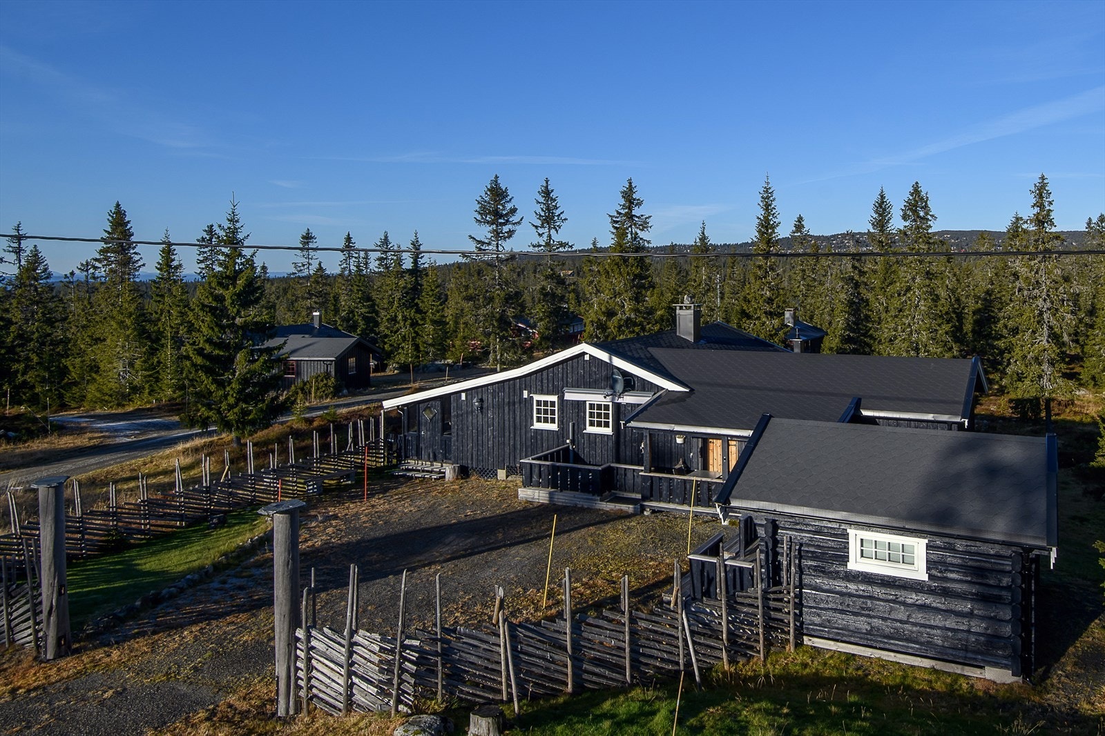 Hytta ligger tett på oppkjørte skiløyper og har ellers fint tilgang til turstier sommerstid. Barnevennlige omgivelser, perfekt for en aktiv familie. Galleribilde
