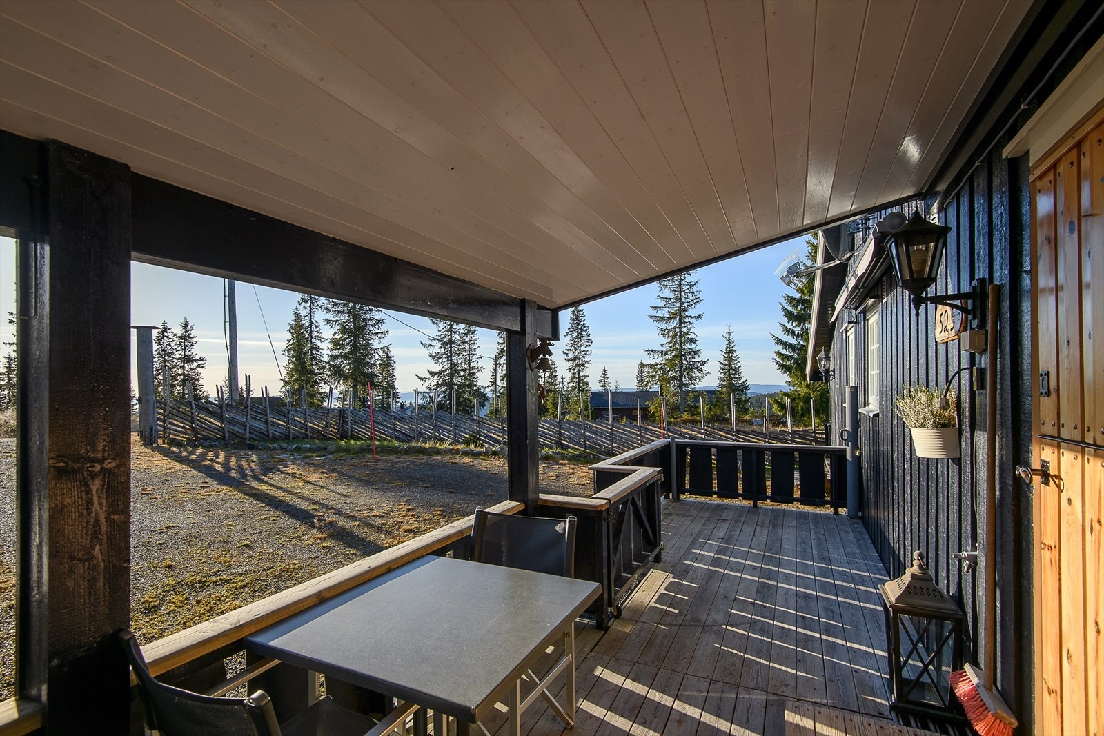 Hytta har et overbygg over inngangspartiet, som også er en del av en romslig terrasse. Galleribilde