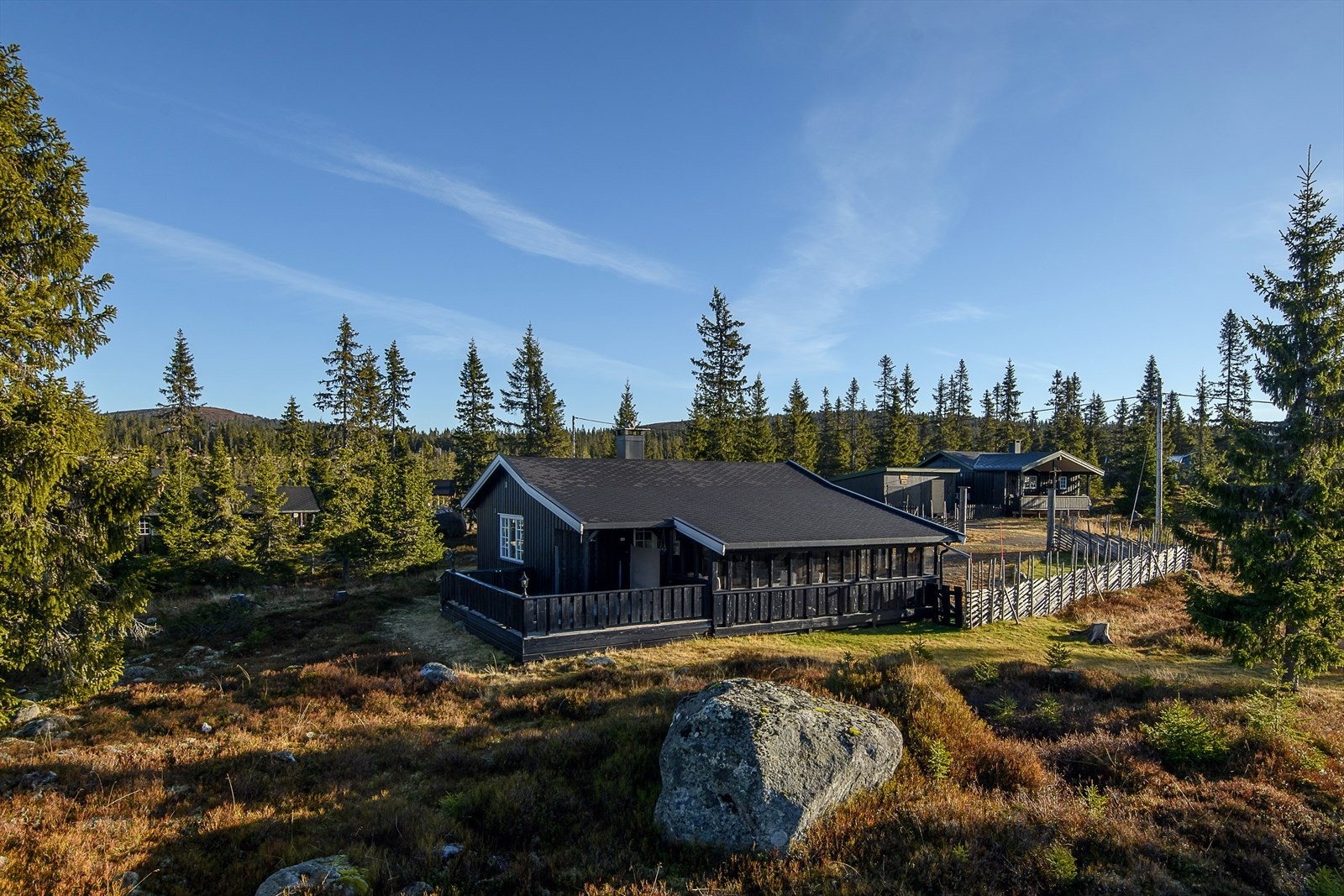 Innholdsrik, solid og godt vedlikeholdt eiendom i populære omgivelser på Rømåsen v/Sjusjøen. Galleribilde