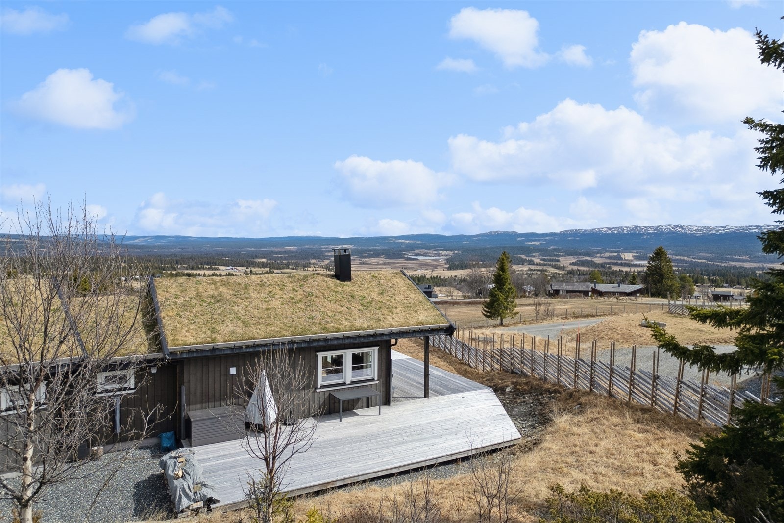 Høyt og frittliggende fritidsbolig beliggende på Golsfjellet med panoramautsikt. Galleribilde