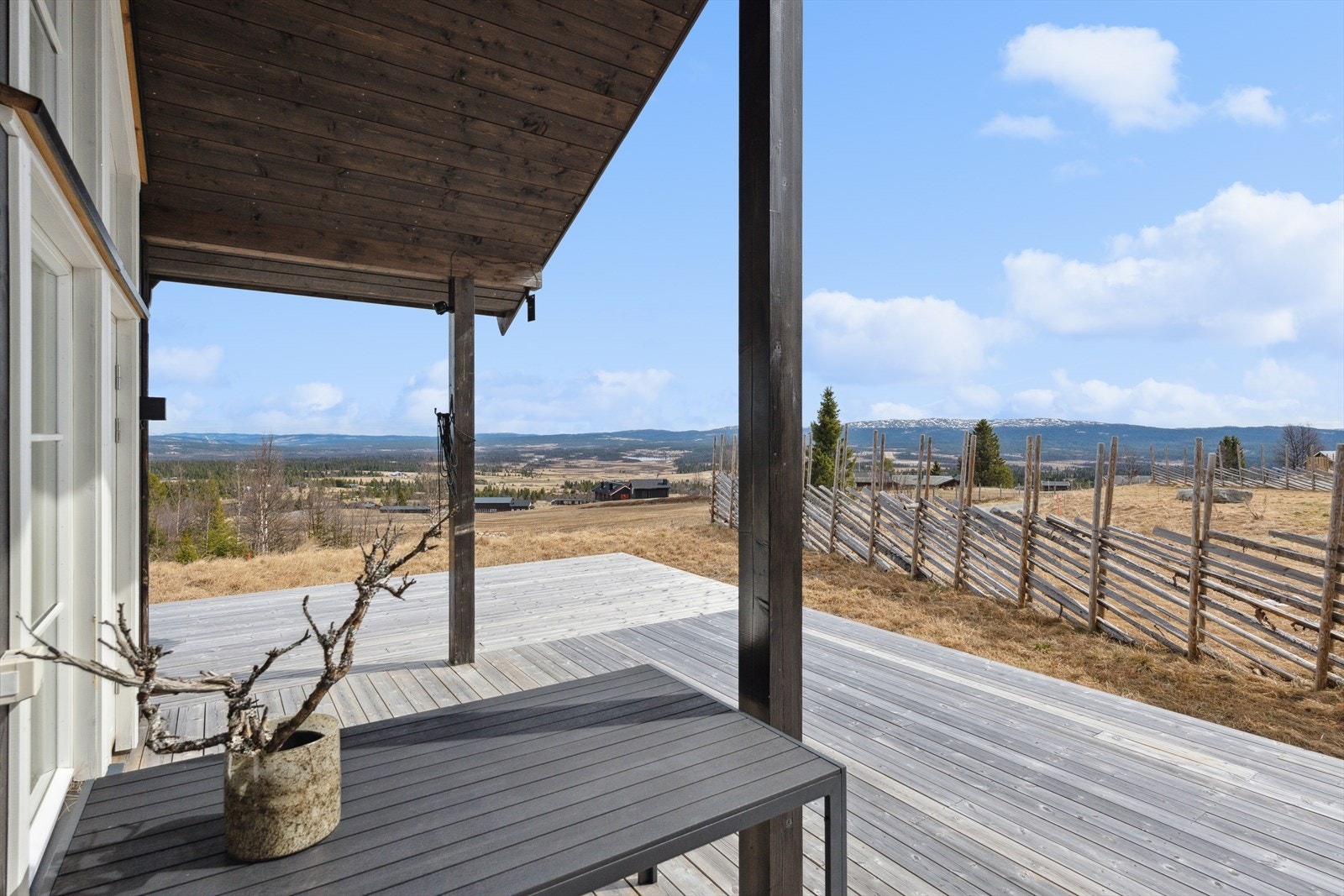 Fra stuen er det direkte utgang til en terrasse på hele 115 kvm Galleribilde