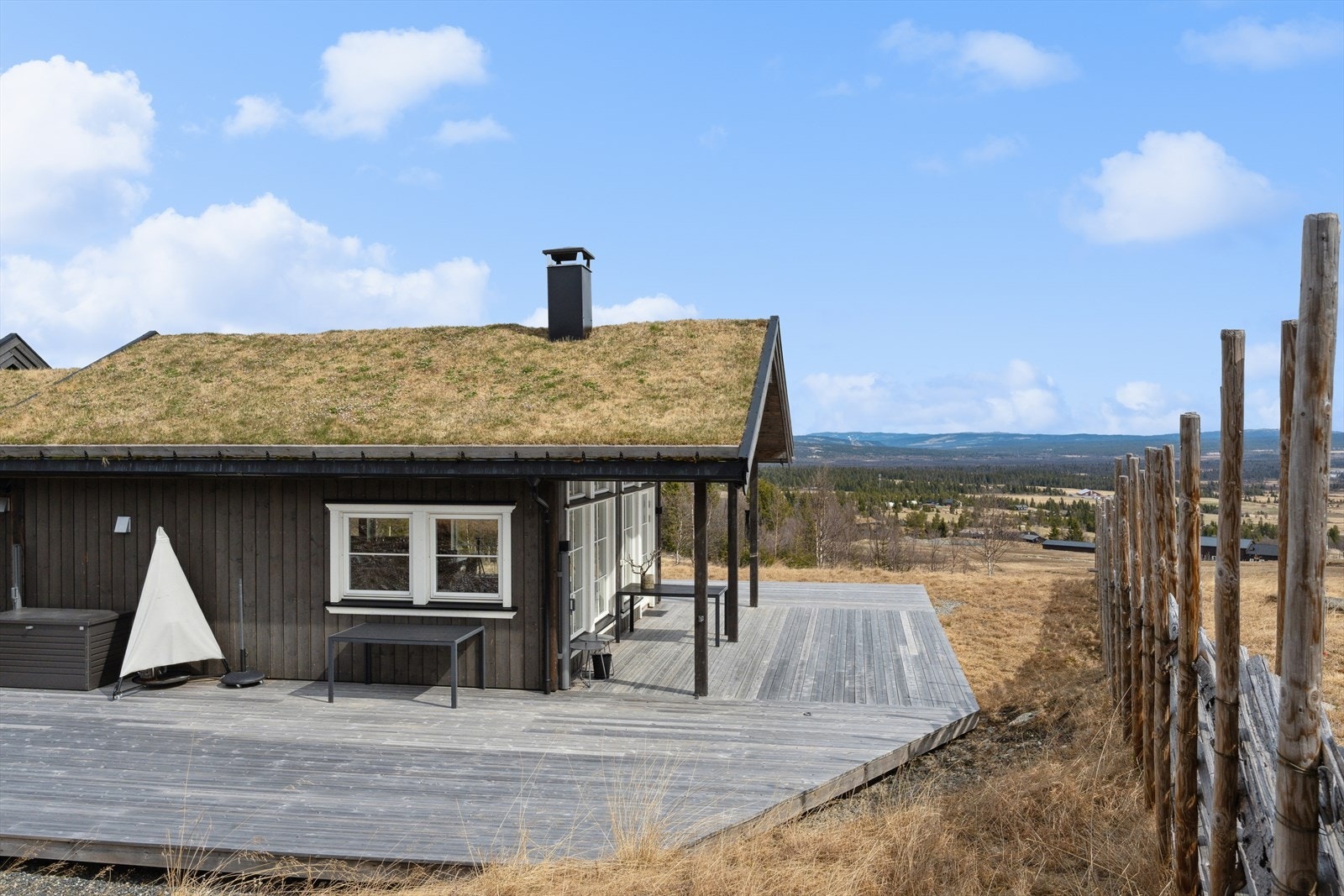 Stor solrik terrasse på hele 115 kvm hvor du kan nyte både morgensolen og kveldsolen med panoramautsikt! Galleribilde
