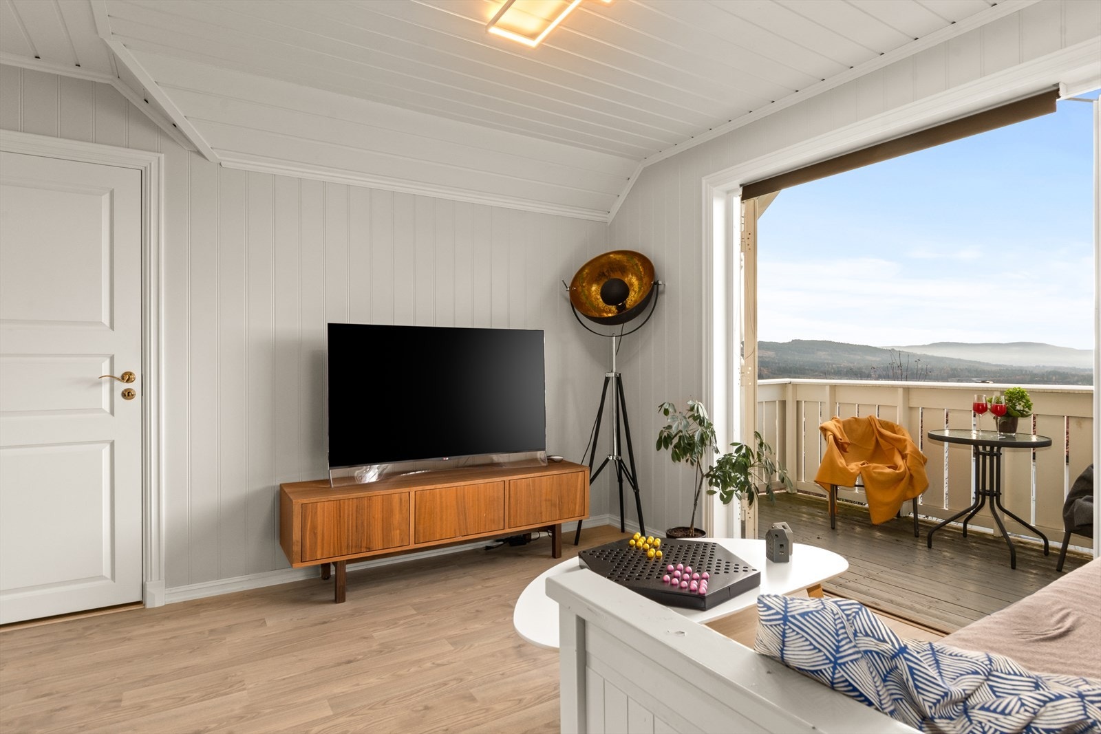 Herlig loftstsue med foldedører så balkongen blir den del av rommet. Fint i høyden og flott utsyn ! Her spiller barna spill...... Galleribilde