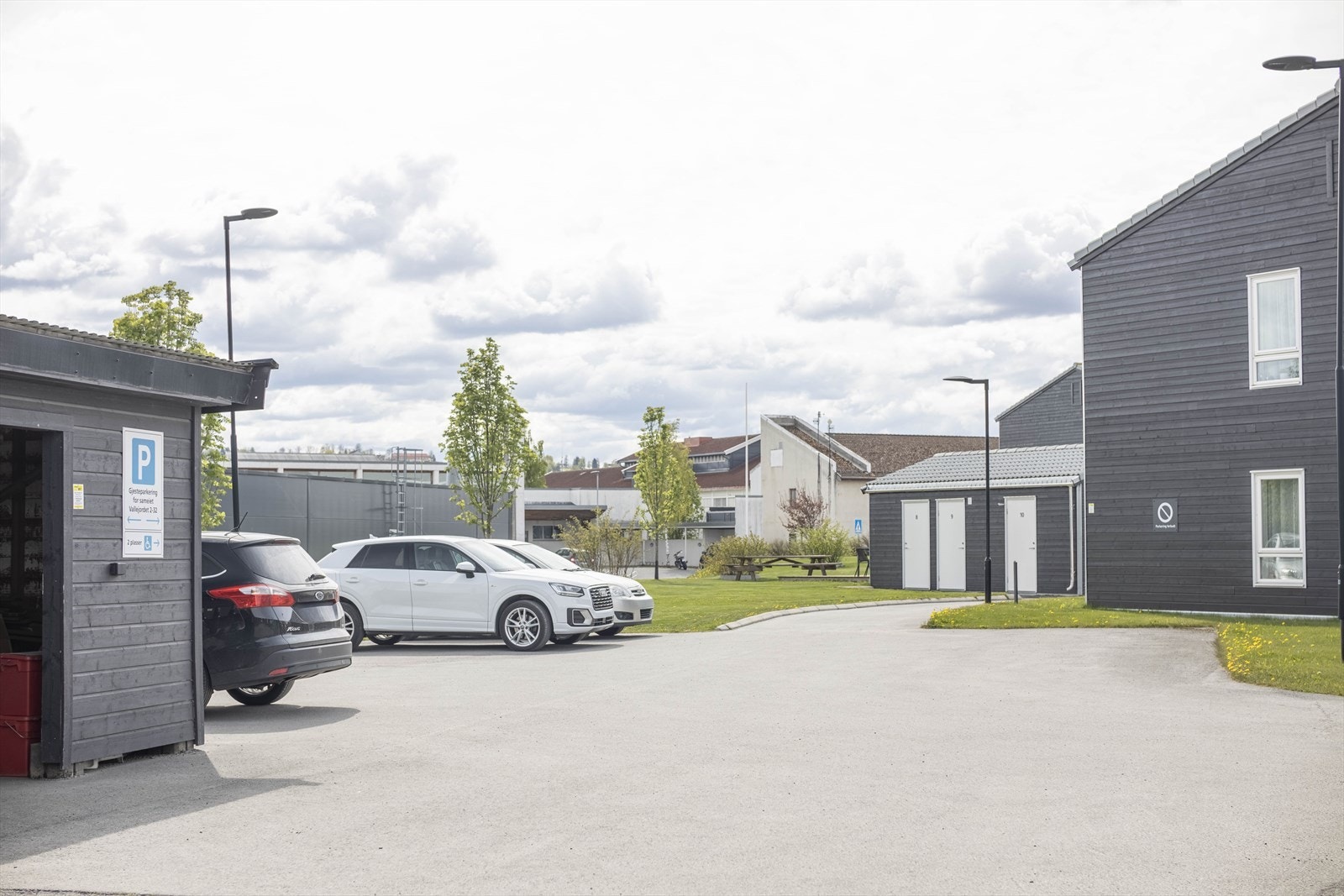 Gjesteparkering med god plass. Galleribilde