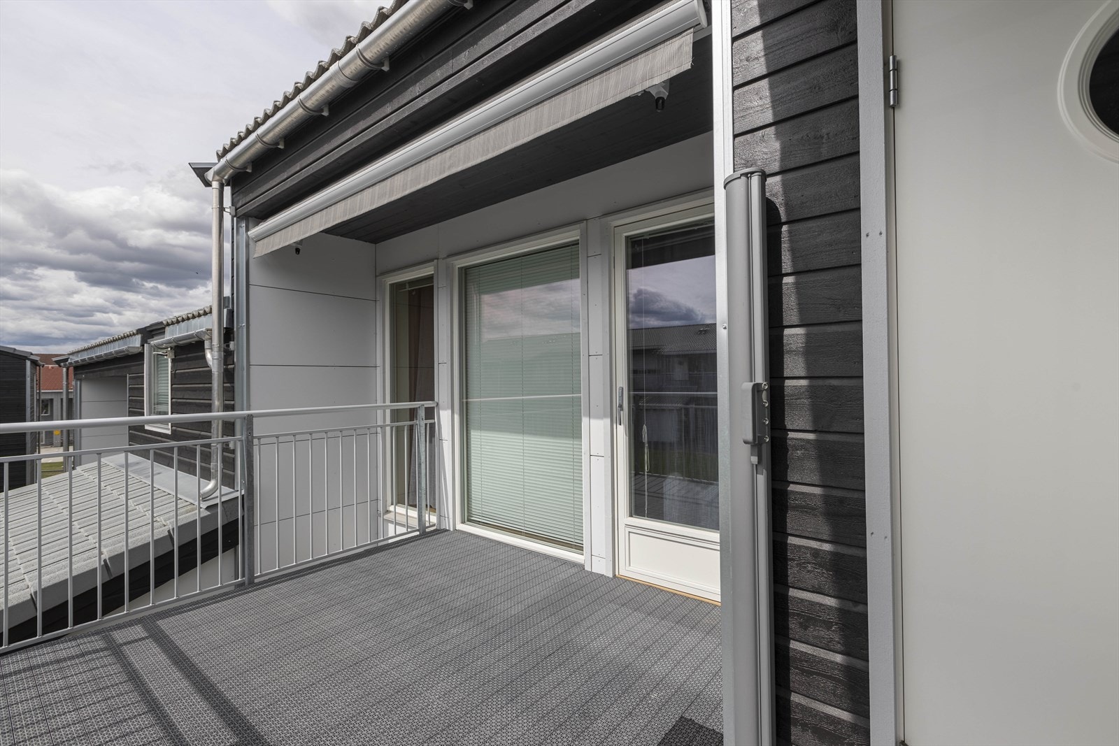 Romslig balkong hvor du kan nyte fine sommerdager. Galleribilde
