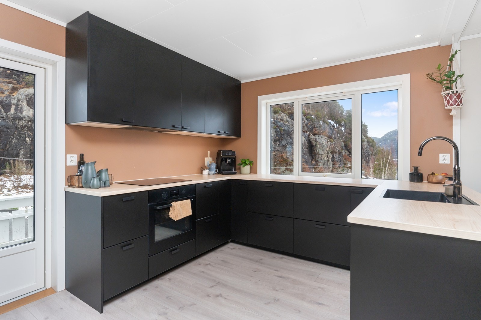 Kjøkkenet har nyere innredning med downlights i taket, som gir et moderne preg og godt lys. Galleribilde