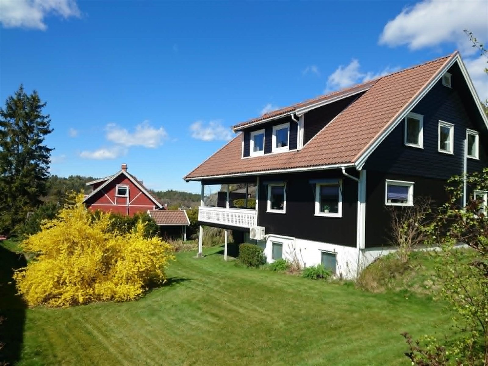 Dette er en stor og innholdsrik familiebolig over 3 plan med mange muligheter. Galleribilde