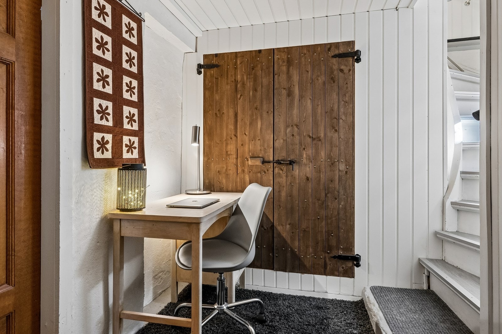 Gang i kjeller. I kjelleren er det to boder med god plass til oppbevaring. Bodene er på henholdsvis ca. 9 kvm og ca. 2,8 kvm. Galleribilde
