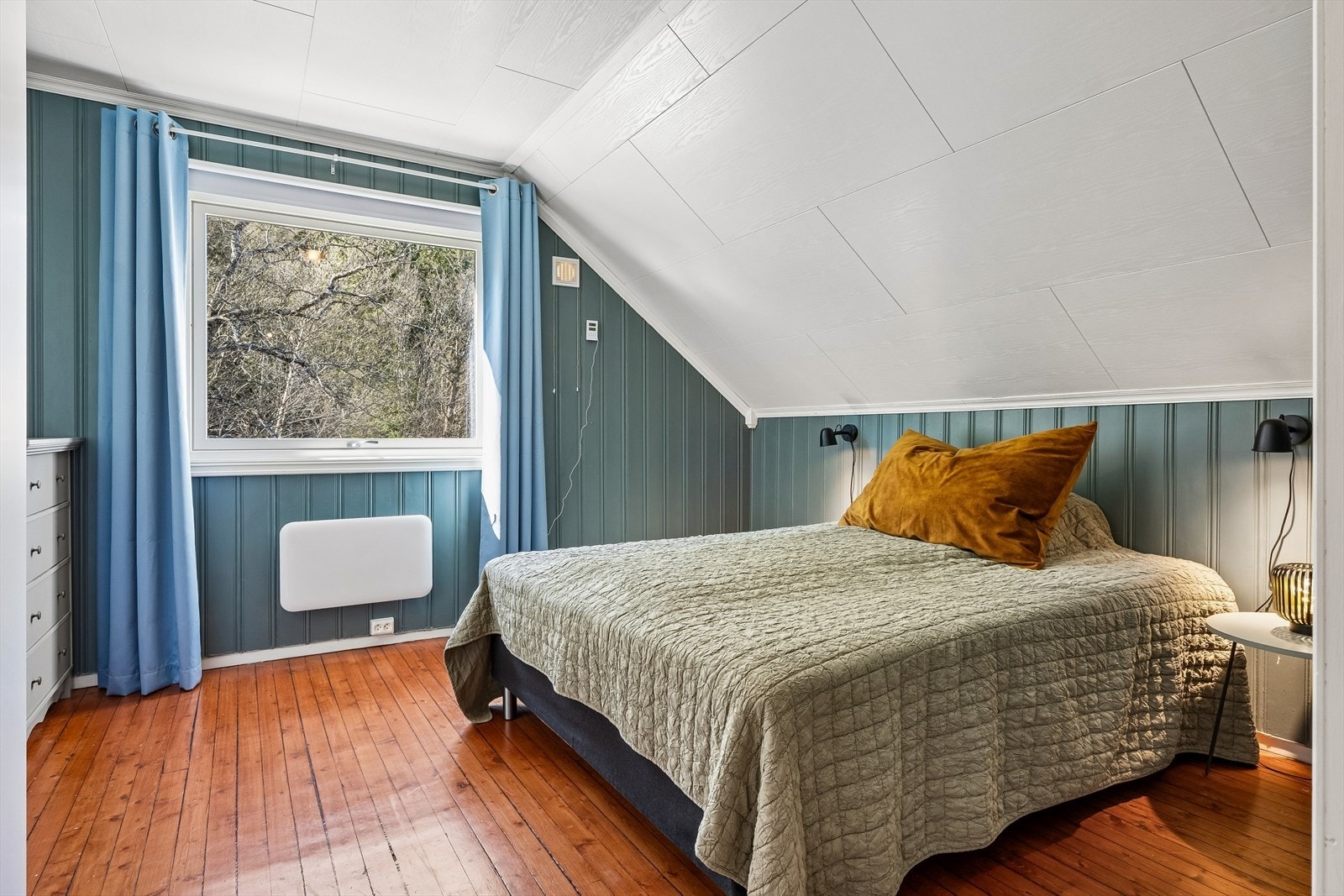 Soverom på ca. 12 kvm med god plass til dobbeltseng. Galleribilde